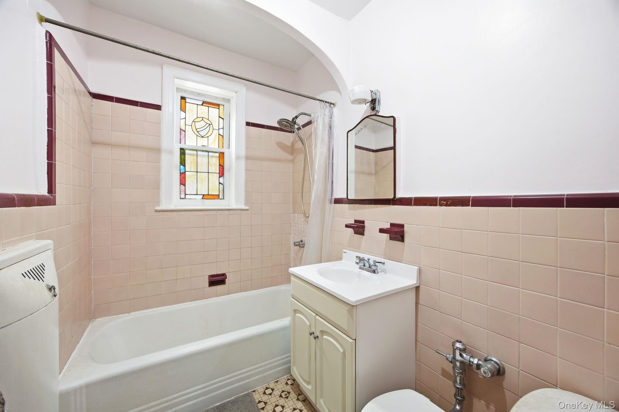 #20 photo, 7861 75th Street, कुईंस Glendale , NY 11385