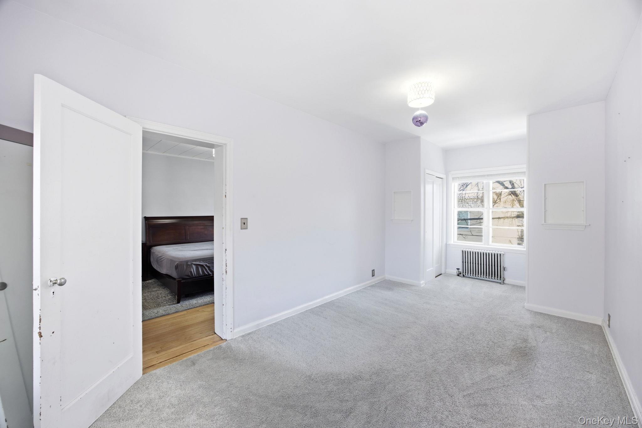 #9 photo, 7861 75th Street, कुईंस Glendale , NY 11385