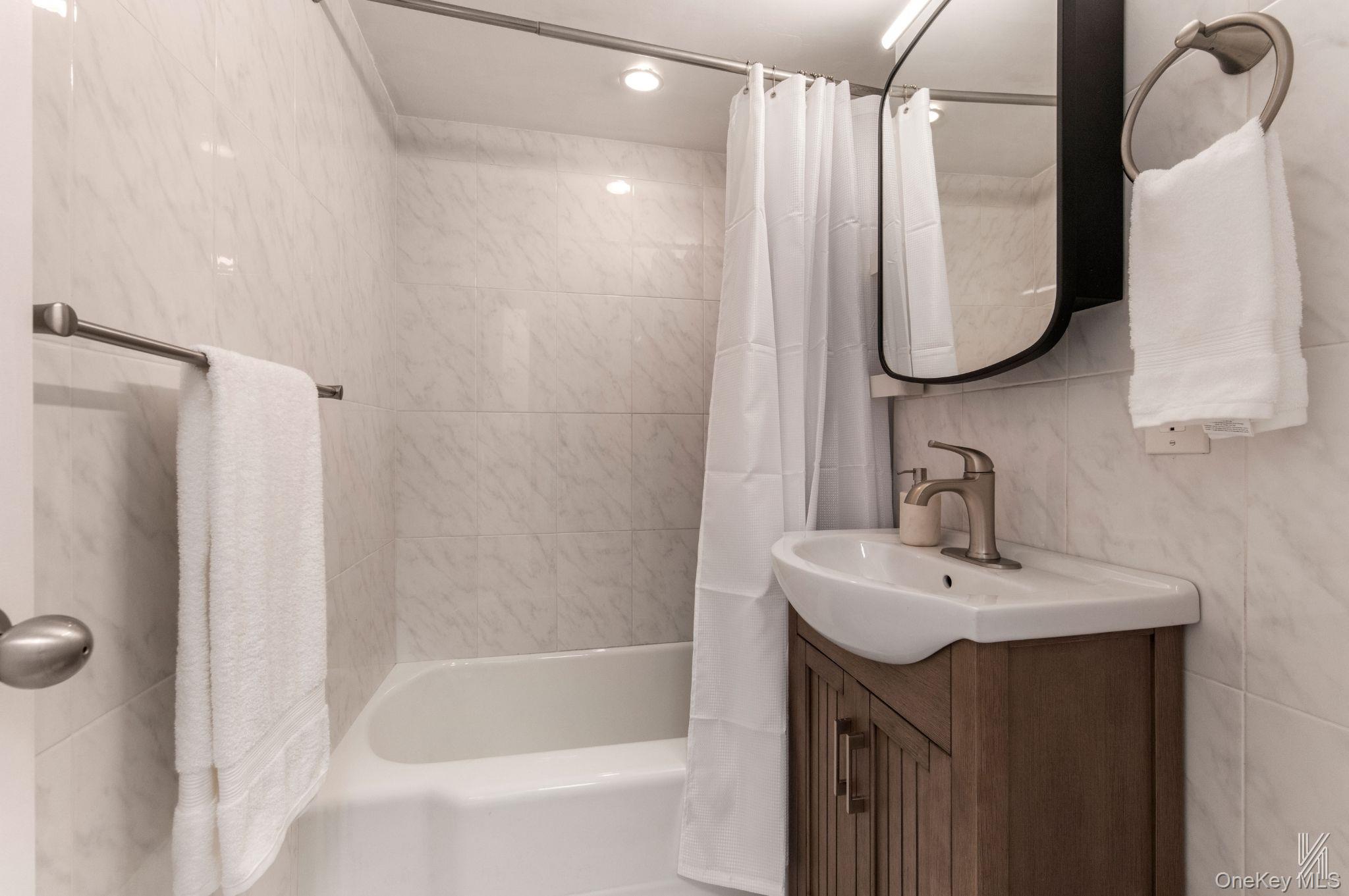 #12 photo, 35-50 85th St Street, 皇后区 Jackson Heights , NY 11372