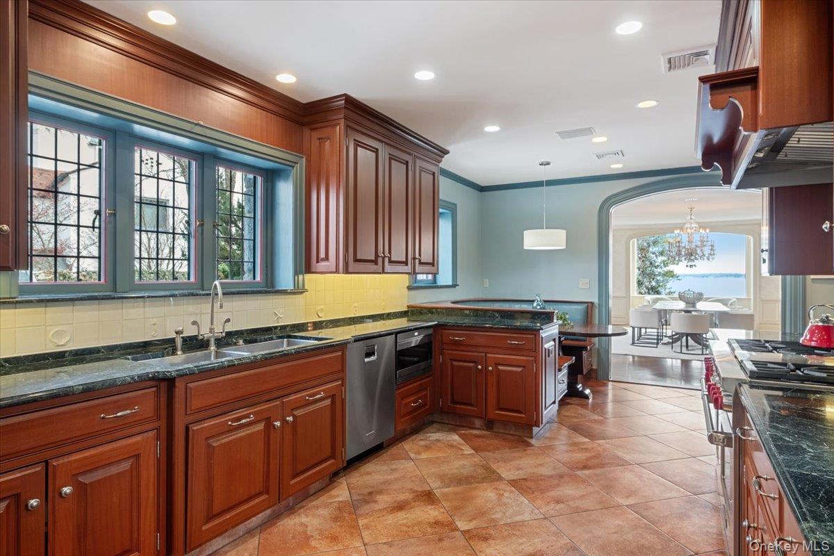 #16 photo, 19 Oak Bluff Avenue, 뉴욕주 Larchmont , NY 10538