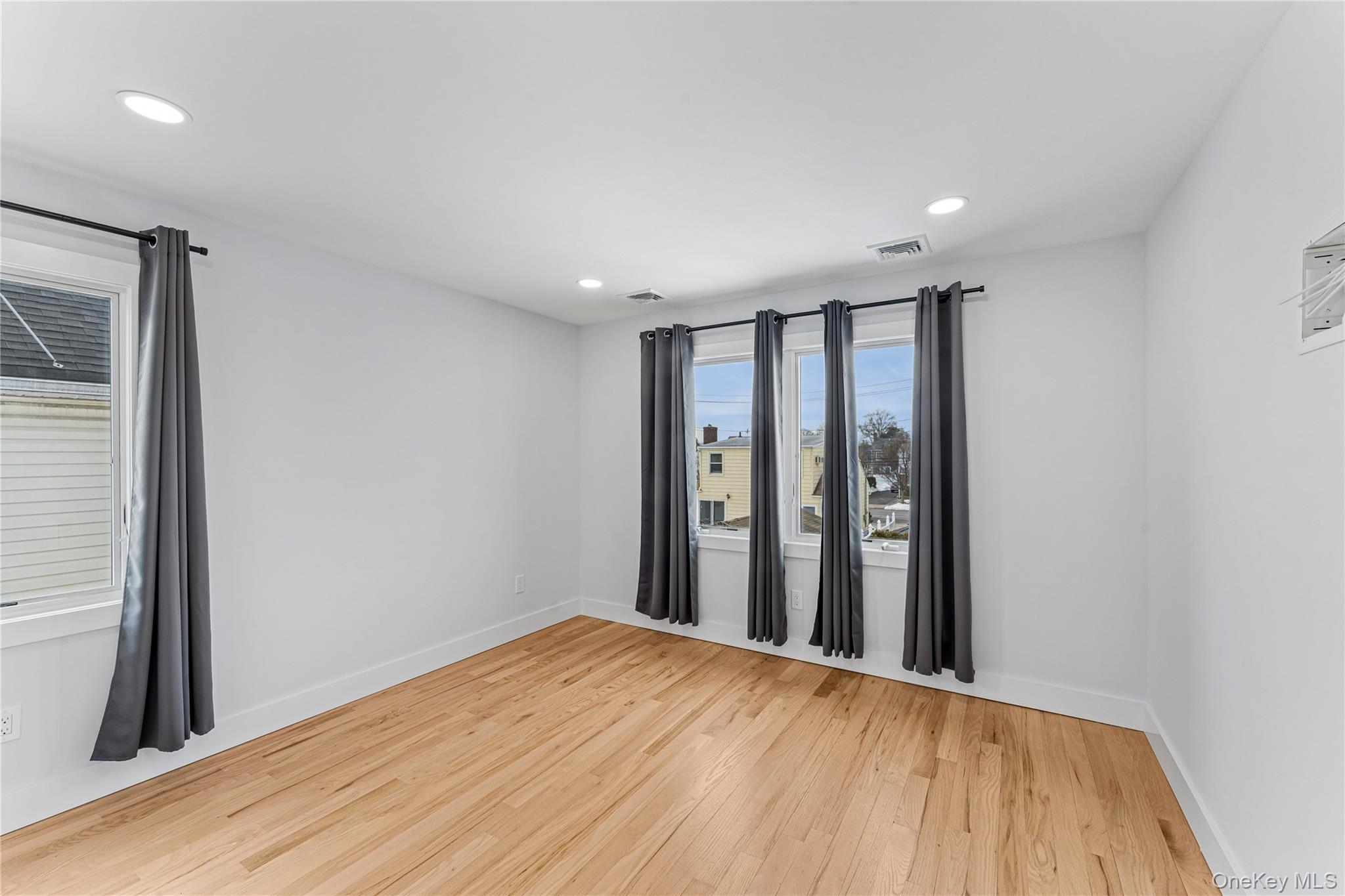 #12 photo, 207 Pershing Parkway, Mineola , NY 11501