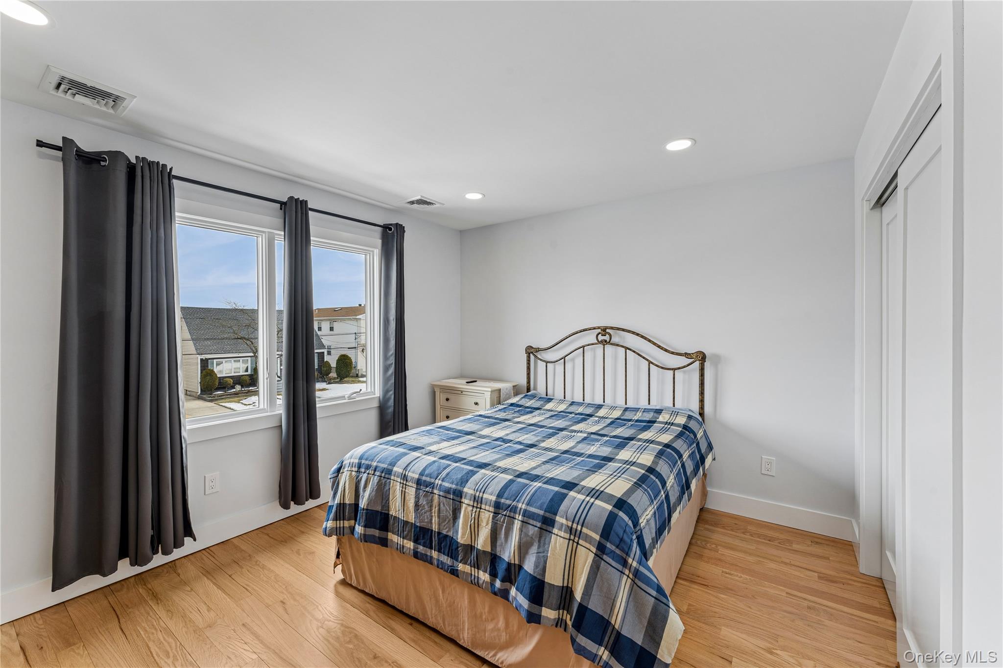 #15 photo, 207 Pershing Parkway, Mineola , NY 11501