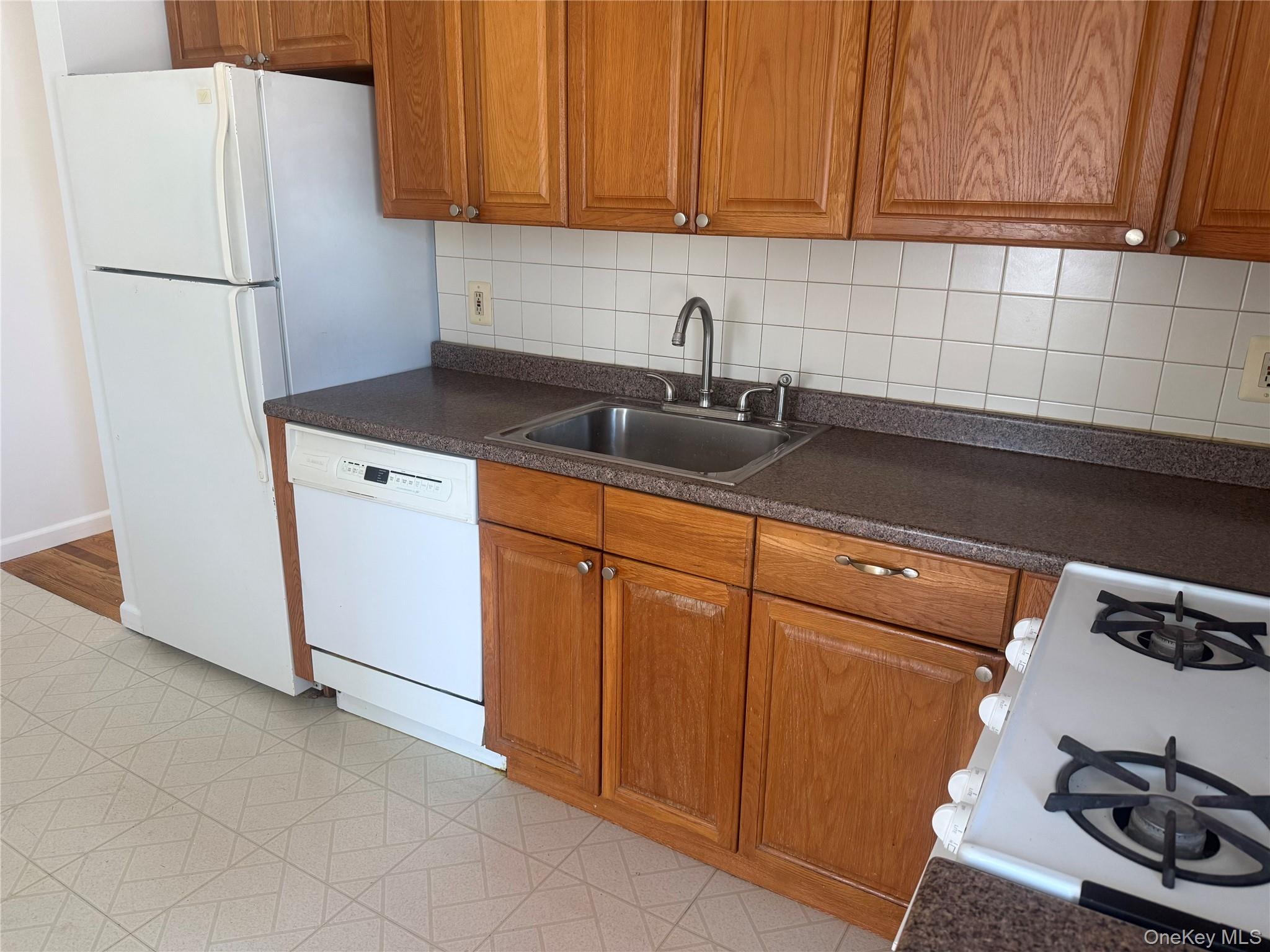 #2 photo, 219 Manhattan Avenue, নাসাউ কাউন্টি Westbury , NY 11590