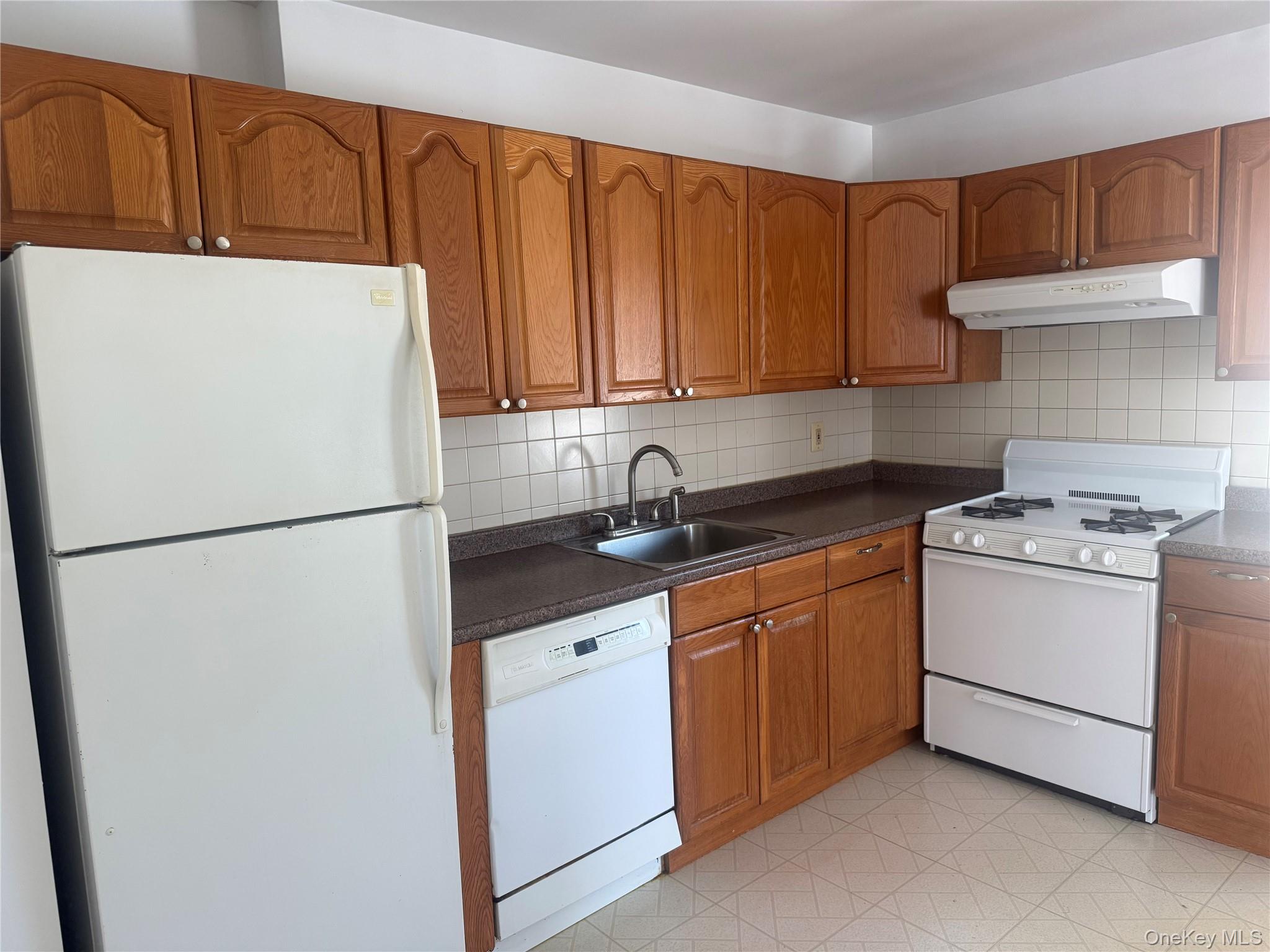 #3 photo, 219 Manhattan Avenue, নাসাউ কাউন্টি Westbury , NY 11590