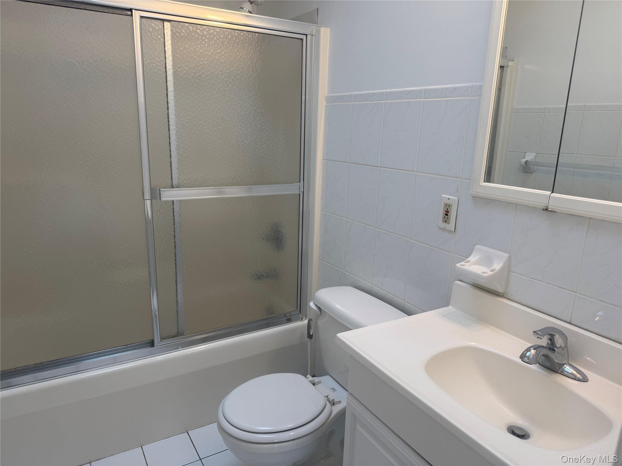 #4 photo, 219 Manhattan Avenue, নাসাউ কাউন্টি Westbury , NY 11590