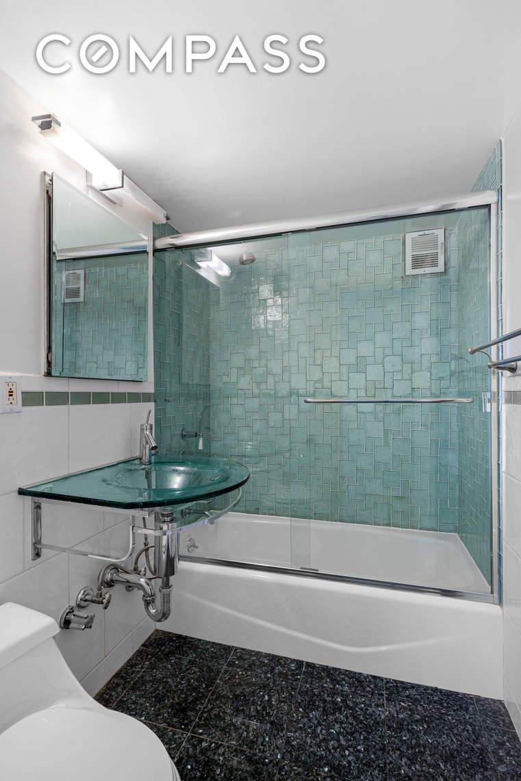 #13 photo, 321 E 48th Street, 맨해튼 Midtown East , NY 10017