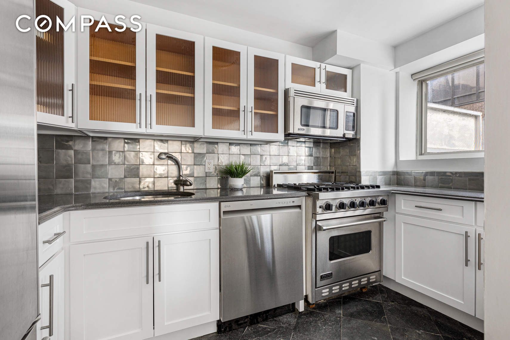 #6 photo, 321 E 48th Street, 맨해튼 Midtown East , NY 10017