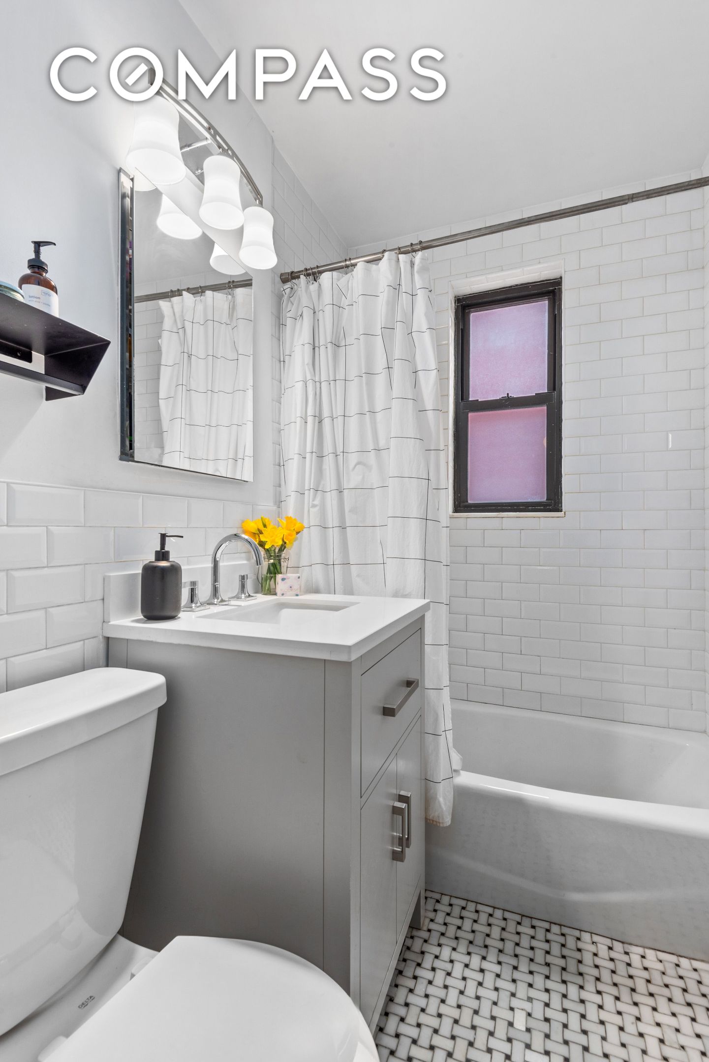 #8 photo, 50-54 E 8th Street, मैनहटन Greenwich Village , NY 10003