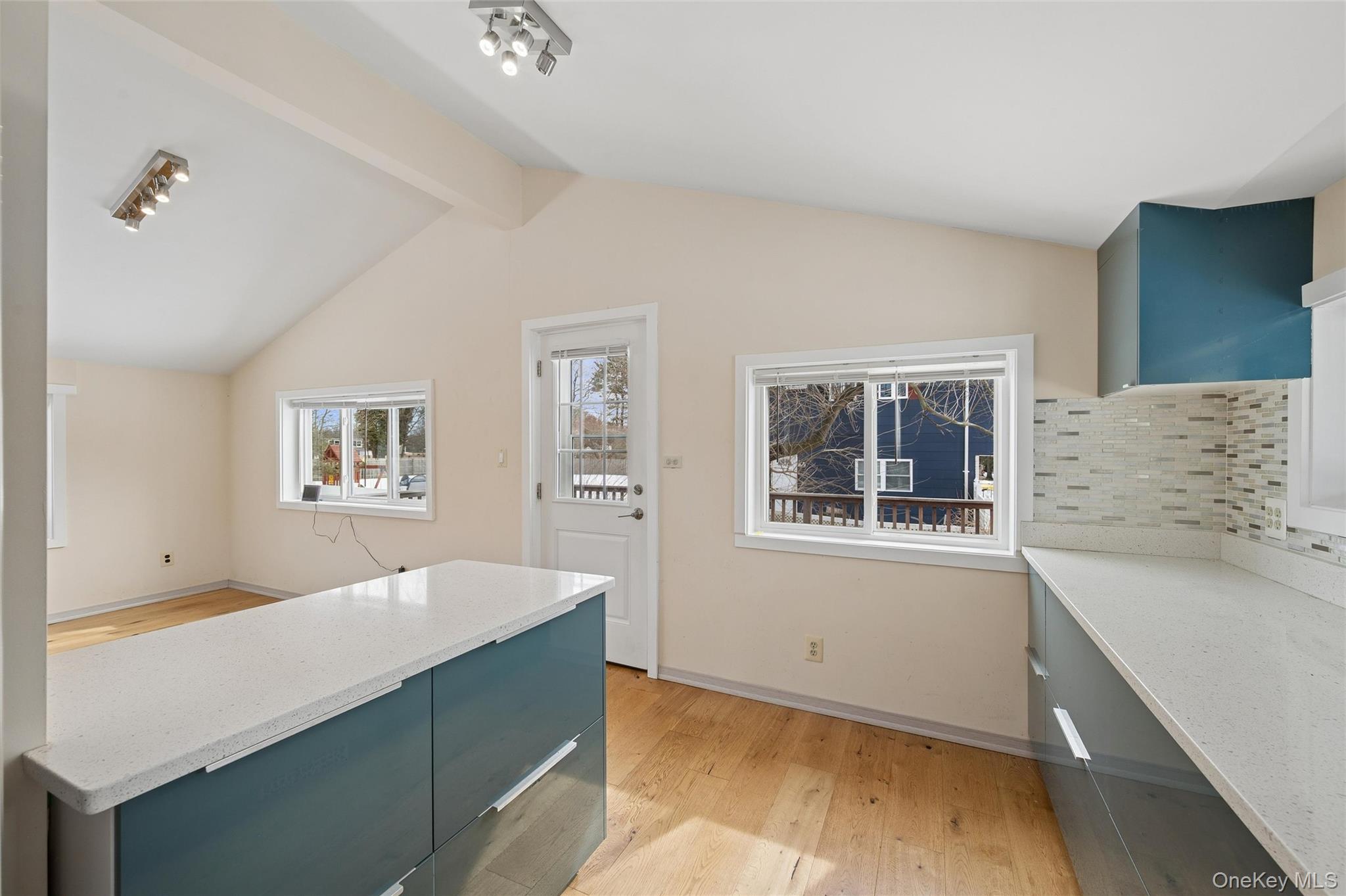 #10 photo, 21 Amboy Road, 東長島 Oakdale , NY 11769