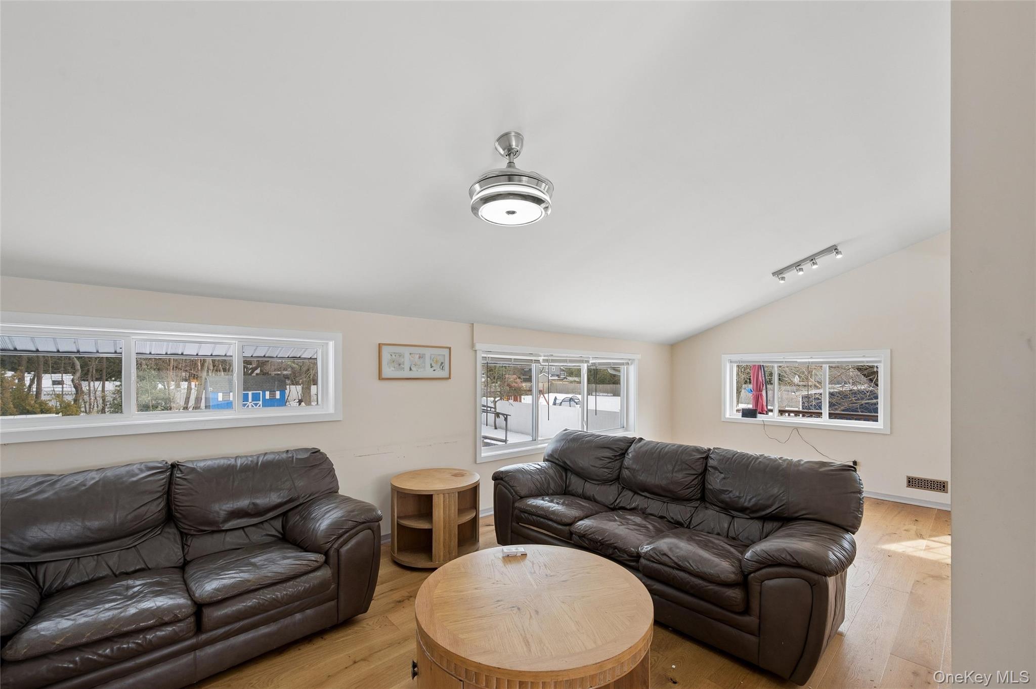 #6 photo, 21 Amboy Road, 東長島 Oakdale , NY 11769