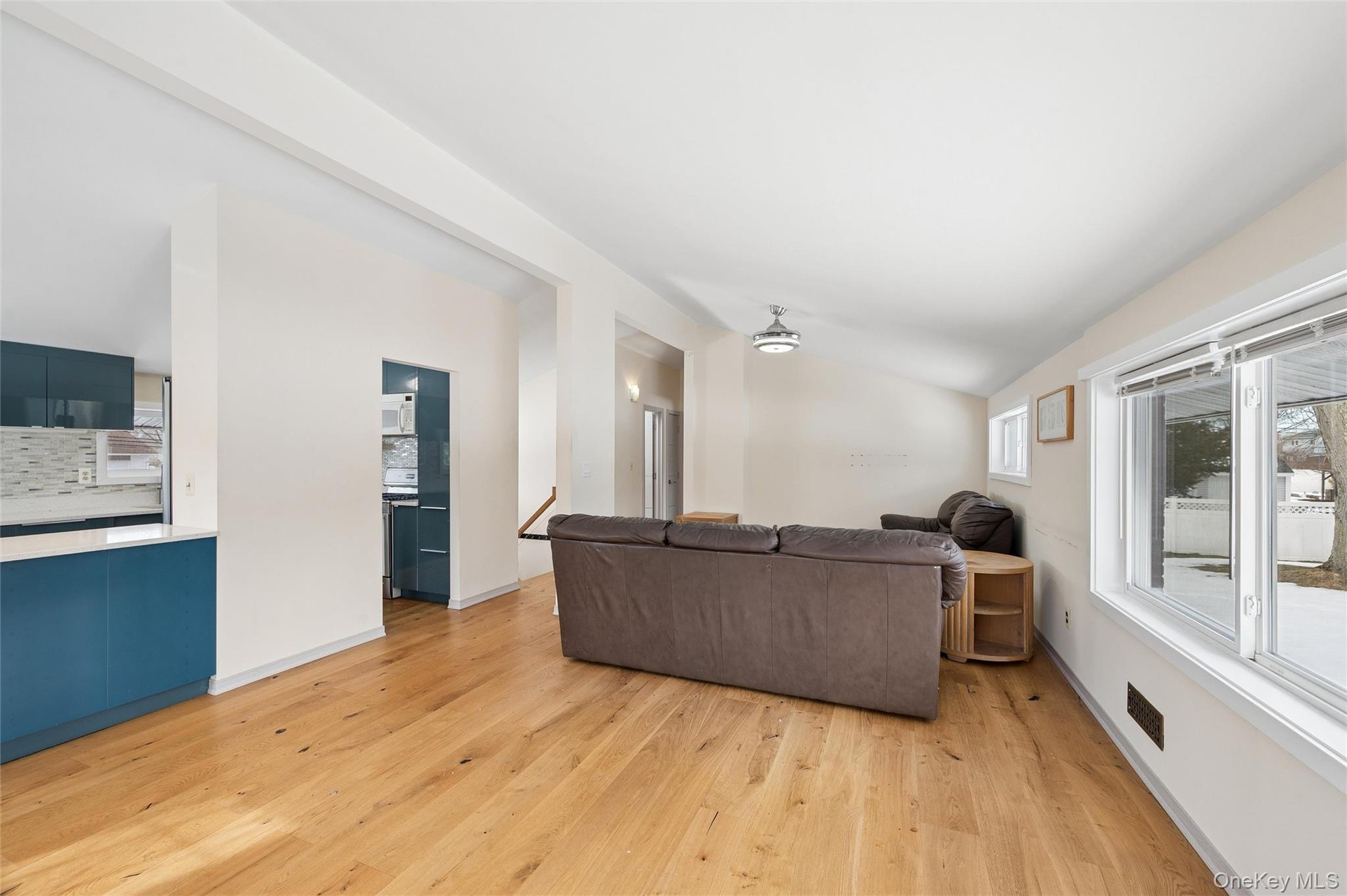 #8 photo, 21 Amboy Road, 東長島 Oakdale , NY 11769