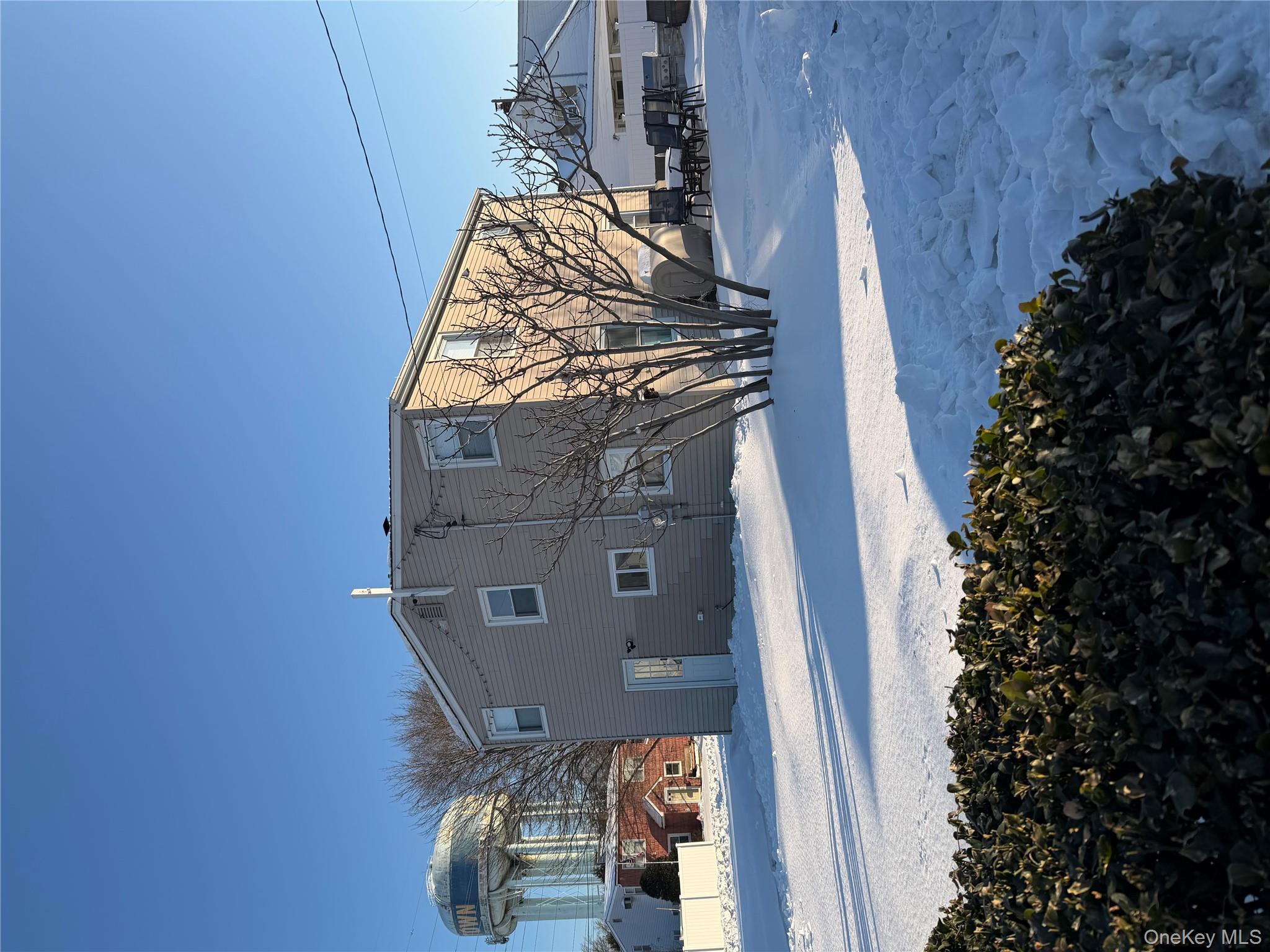 #1 photo, 102 Old Farm Road, מחוז נסאו Levittown , NY 11756