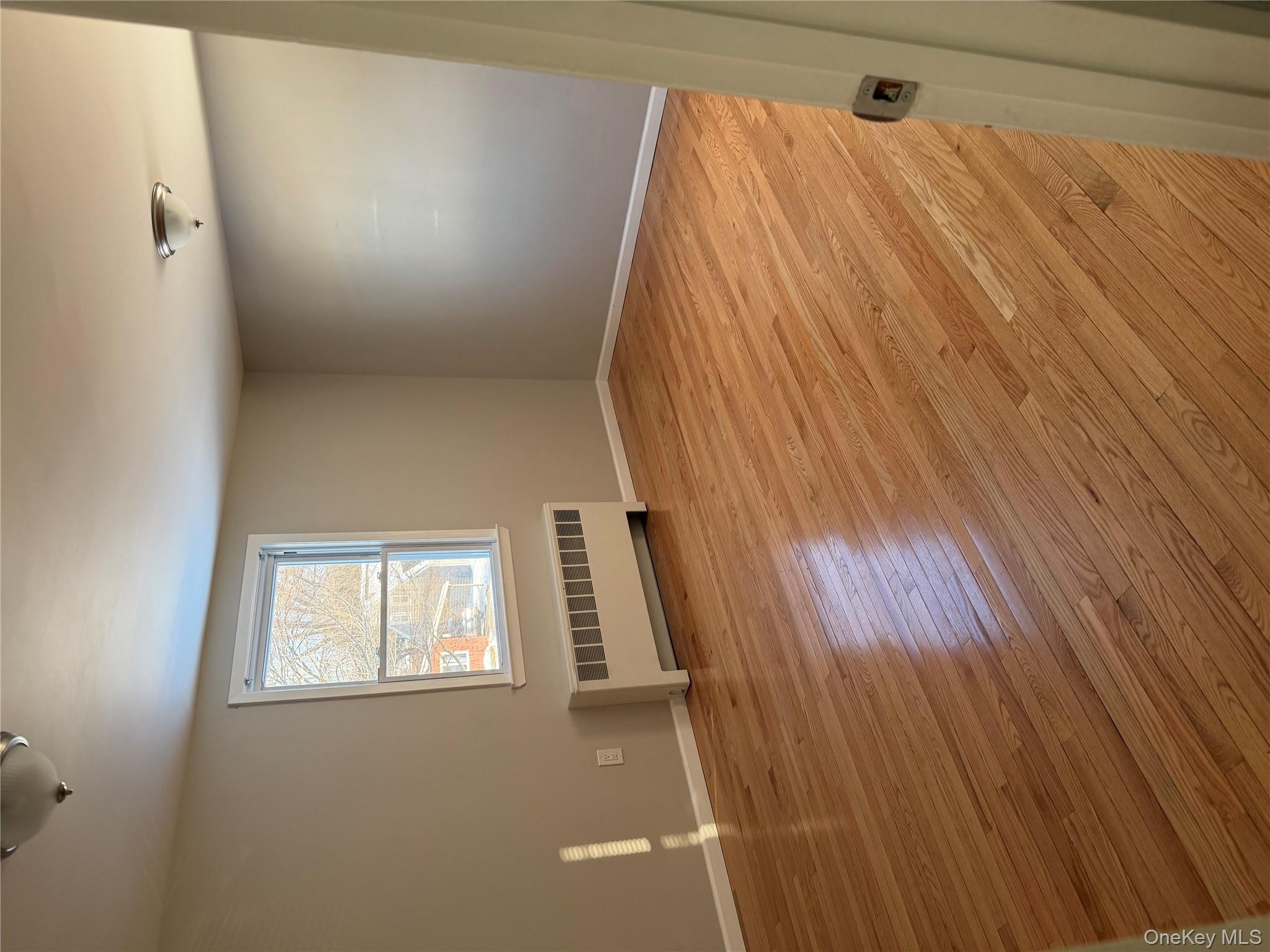 #5 photo, 102 Old Farm Road, מחוז נסאו Levittown , NY 11756