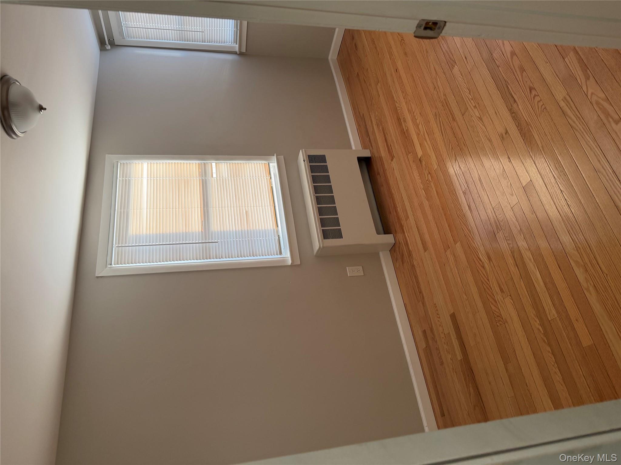 #6 photo, 102 Old Farm Road, מחוז נסאו Levittown , NY 11756