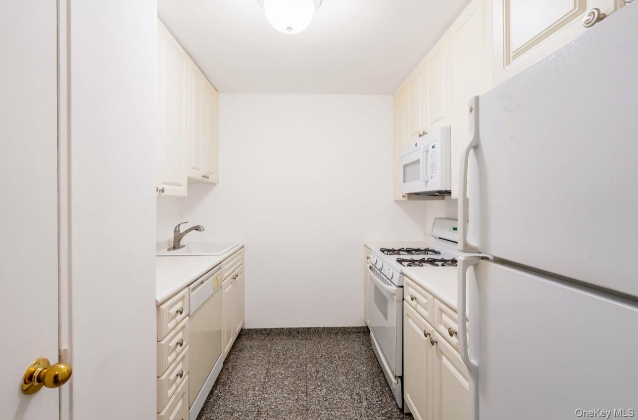 #8 photo, 420 E 64th Street, New York (Manhattan) , NY 10065