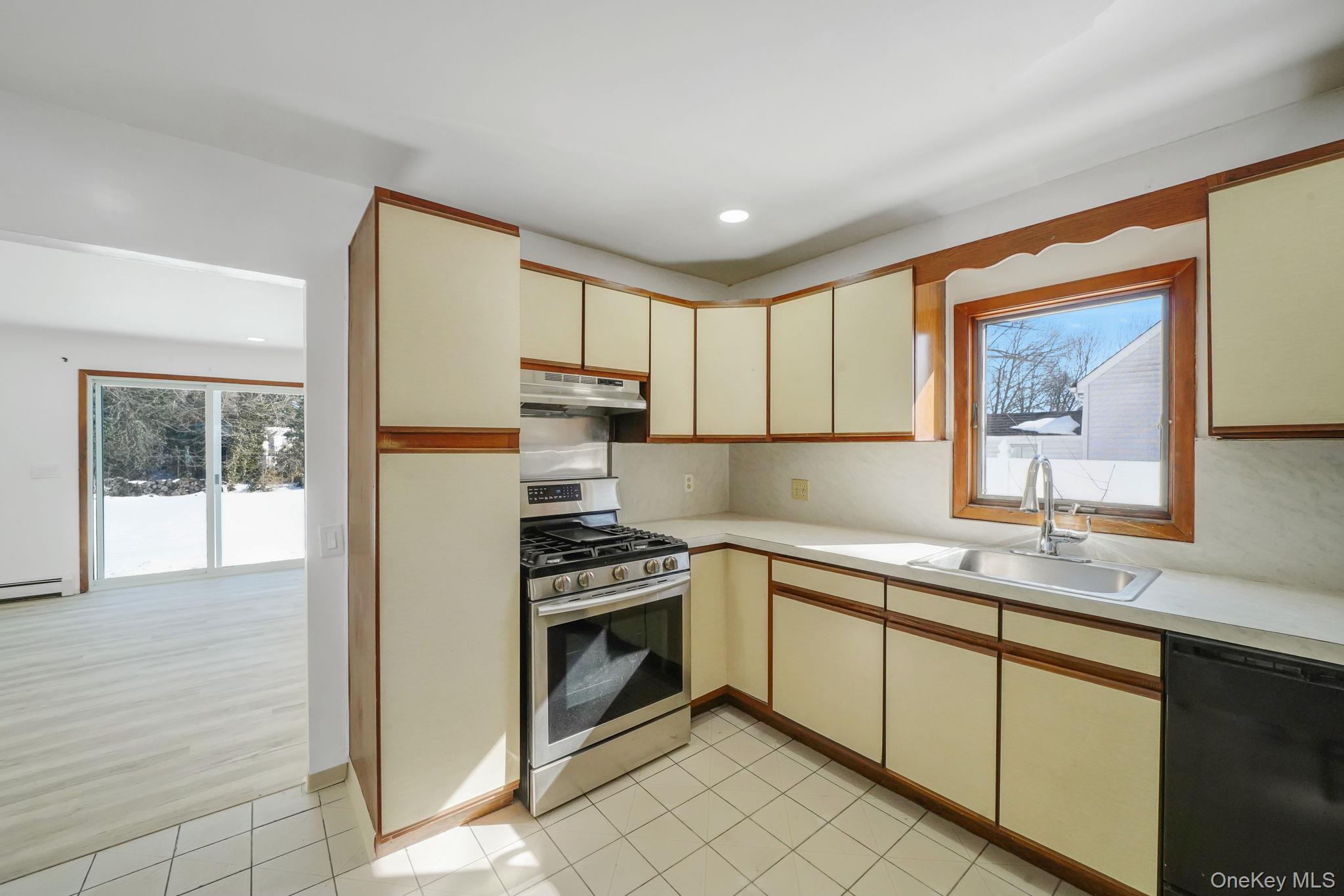 #14 photo, 467 Carlls Path, מחוז סאפוק Deer Park , NY 11729