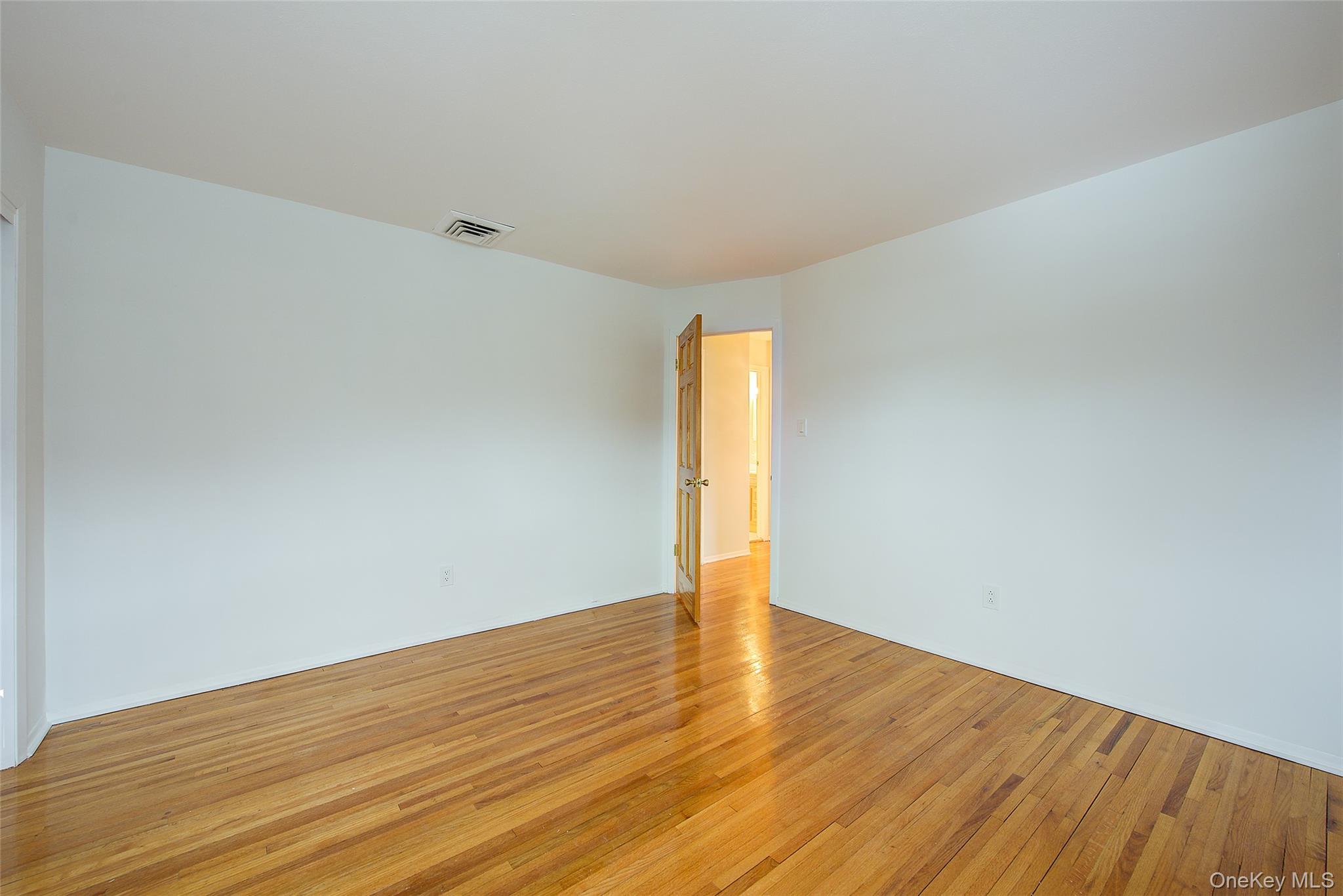 #18 photo, 98 Union Place, Lynbrook , NY 11563