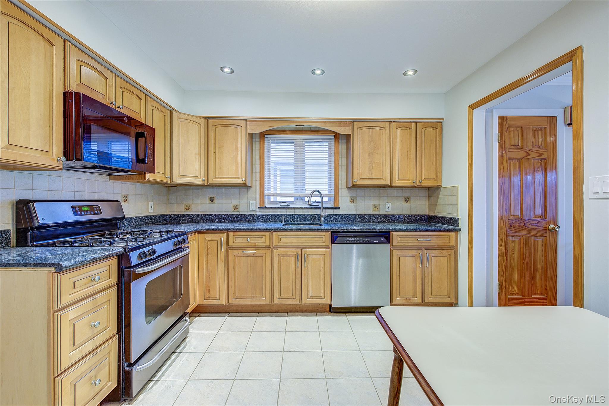 #8 photo, 98 Union Place, Lynbrook , NY 11563