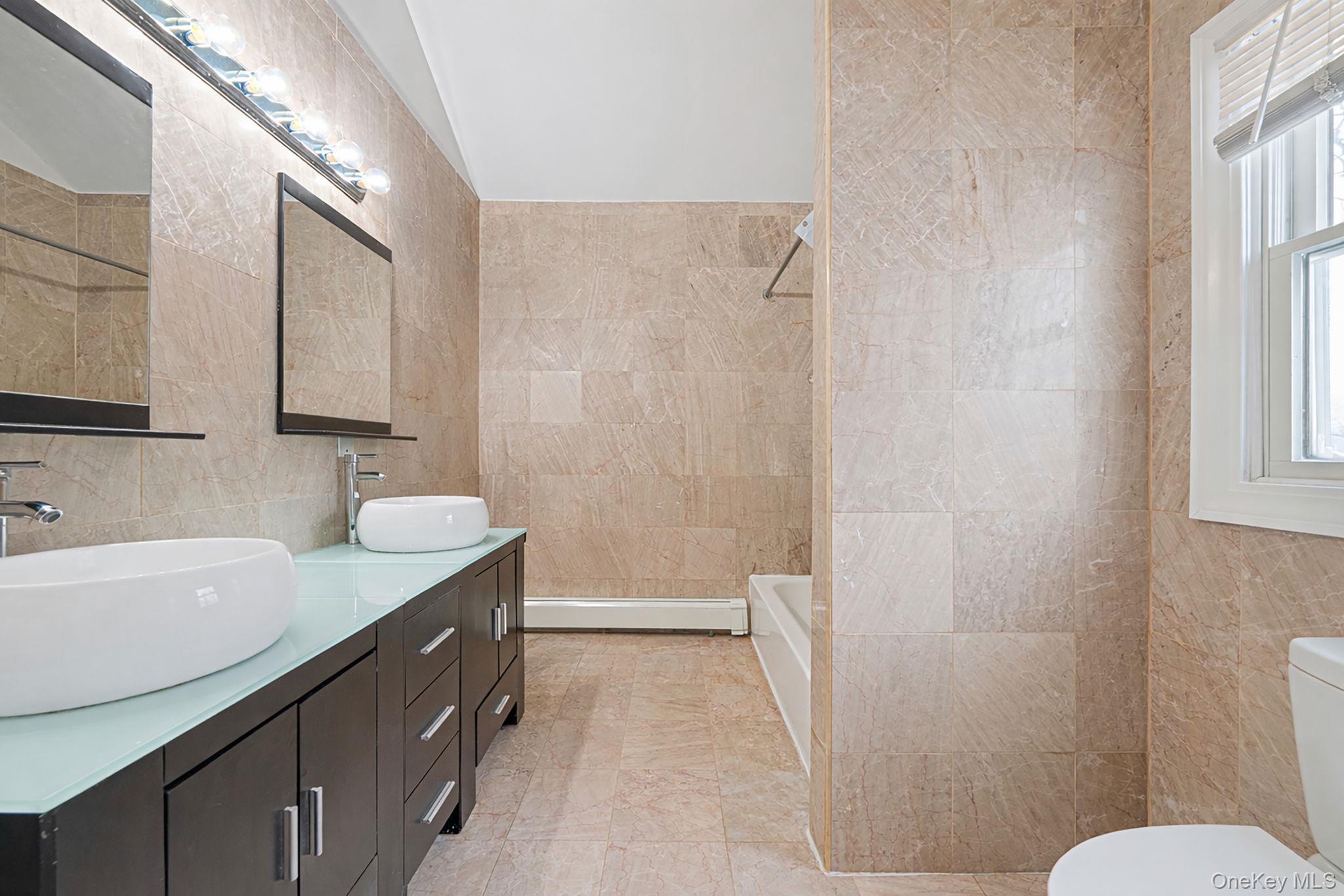 #12 photo, 18 E Lyons Street, מחוז סאפוק Melville , NY 11747