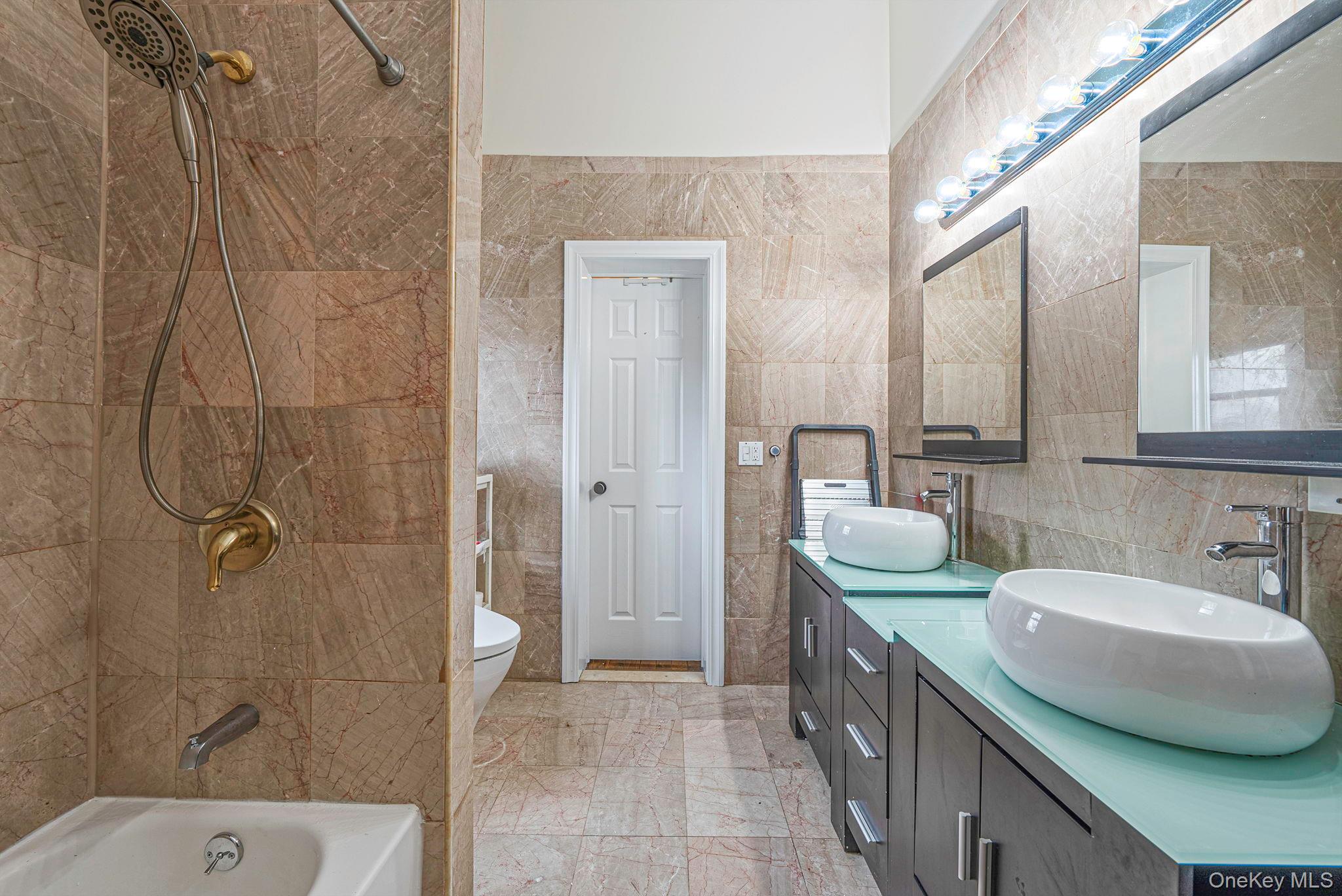 #13 photo, 18 E Lyons Street, מחוז סאפוק Melville , NY 11747