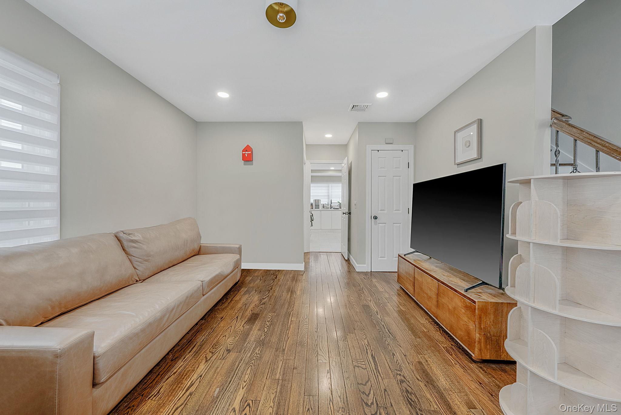 #3 photo, 18 E Lyons Street, מחוז סאפוק Melville , NY 11747