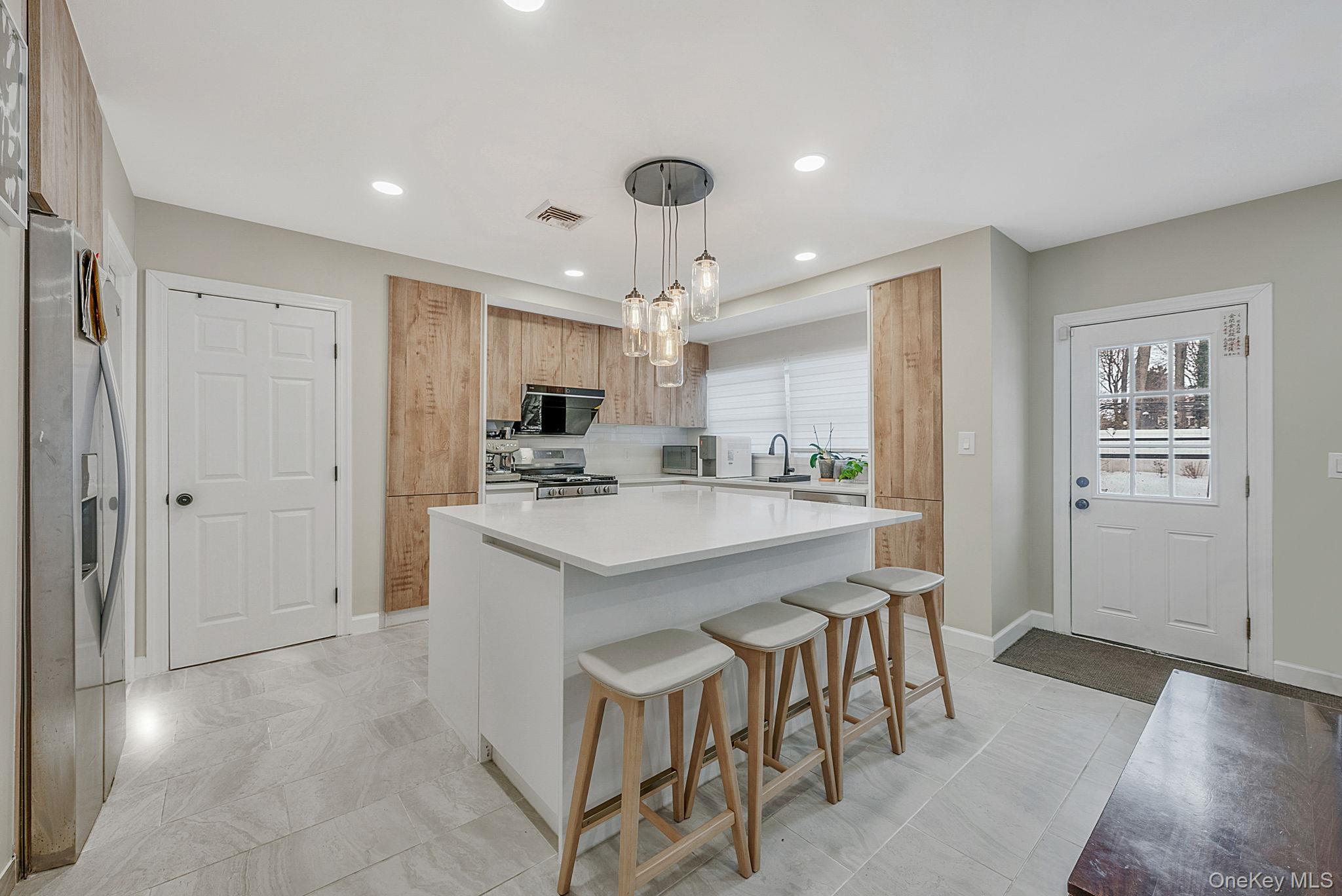 #5 photo, 18 E Lyons Street, מחוז סאפוק Melville , NY 11747