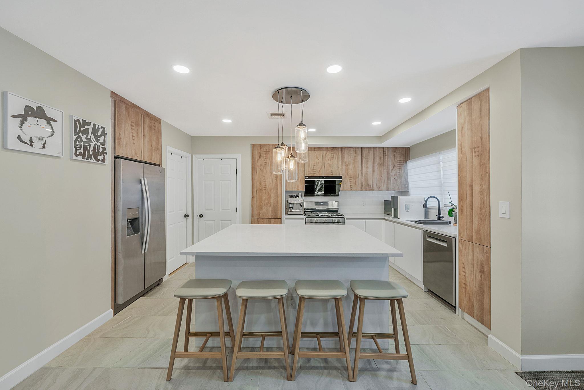 #7 photo, 18 E Lyons Street, מחוז סאפוק Melville , NY 11747