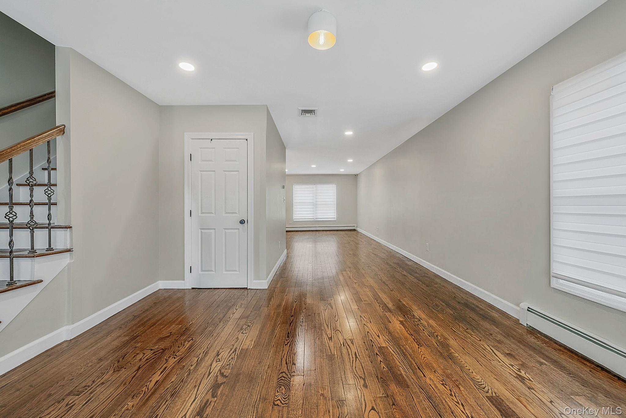 #8 photo, 18 E Lyons Street, מחוז סאפוק Melville , NY 11747