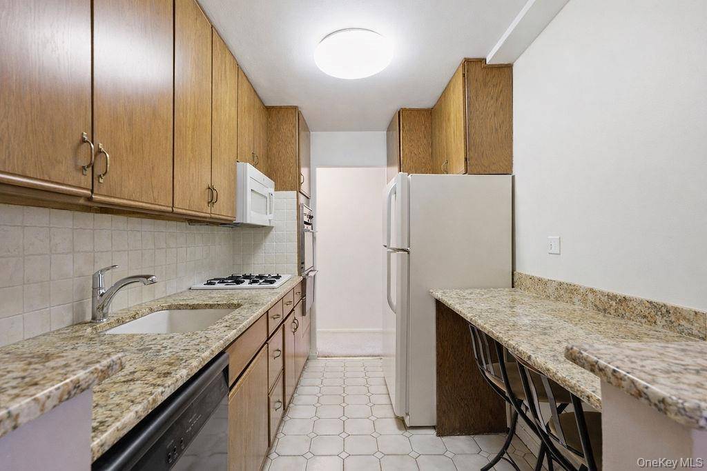 #4 photo, 85-10  151st Avenue, #1C, कुईंस Howard Beach , NY 11414