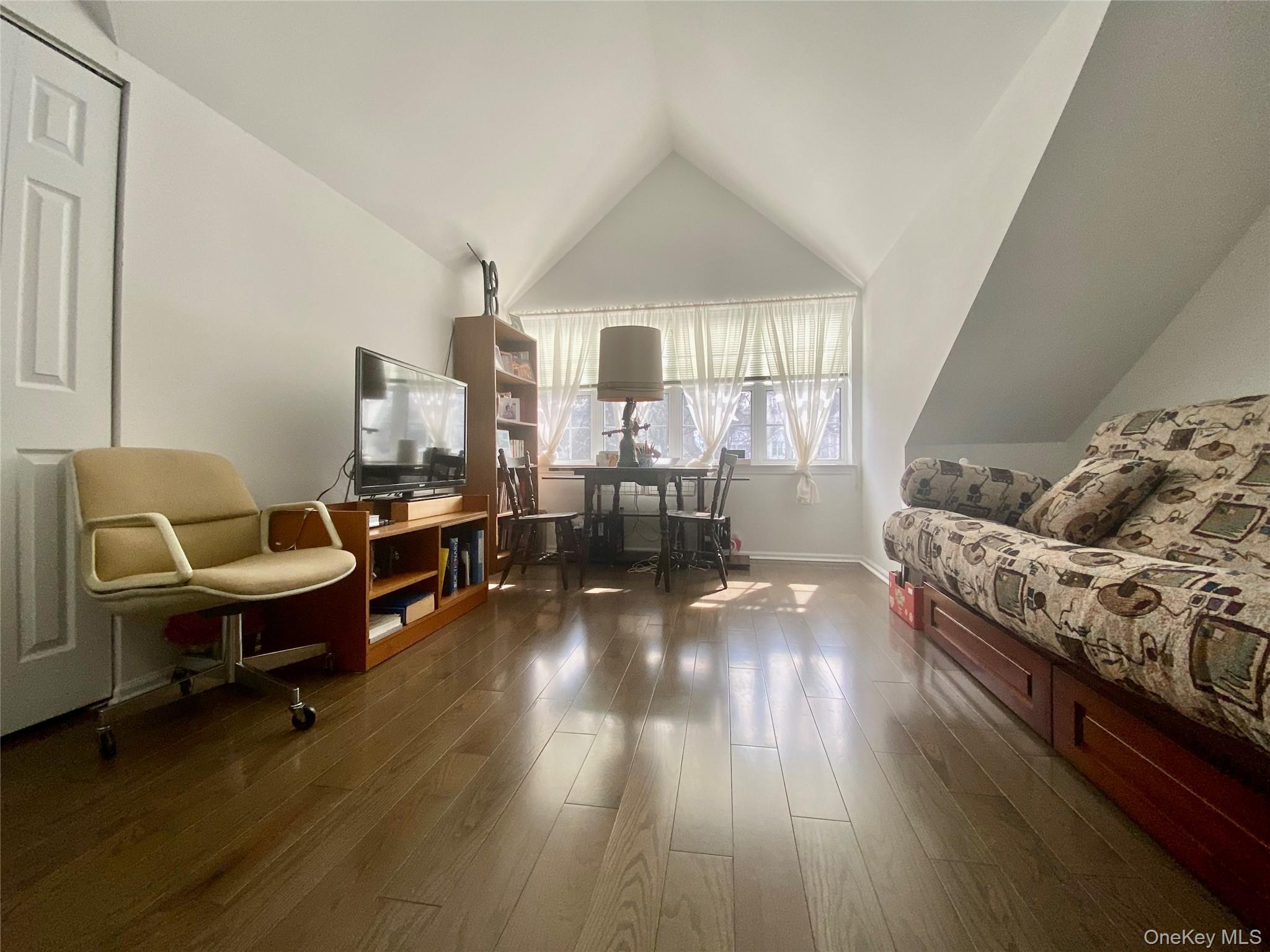 #11 photo, 83 Roundtop Road, 뉴욕주 Yonkers , NY 10710