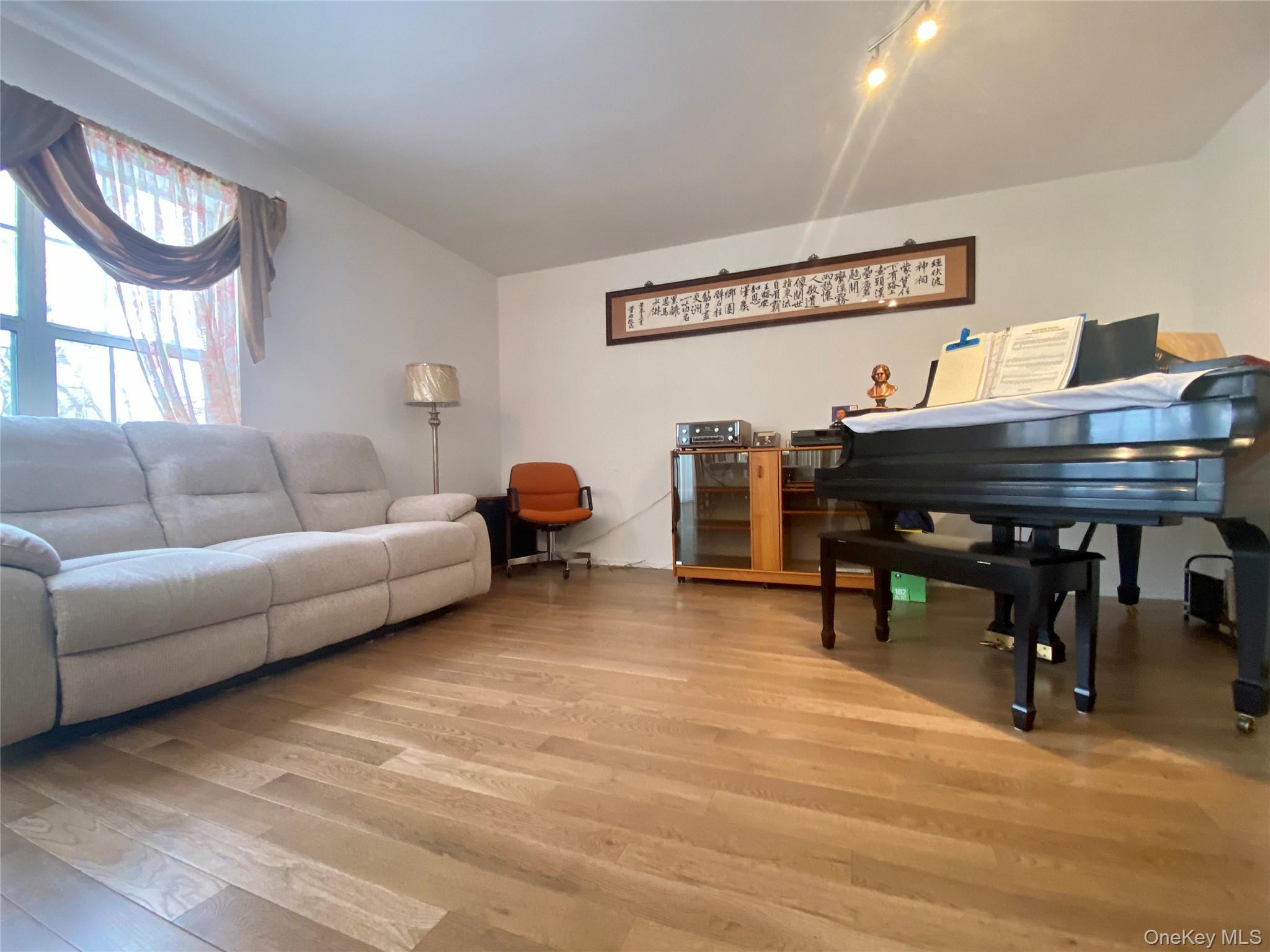 #3 photo, 83 Roundtop Road, 뉴욕주 Yonkers , NY 10710