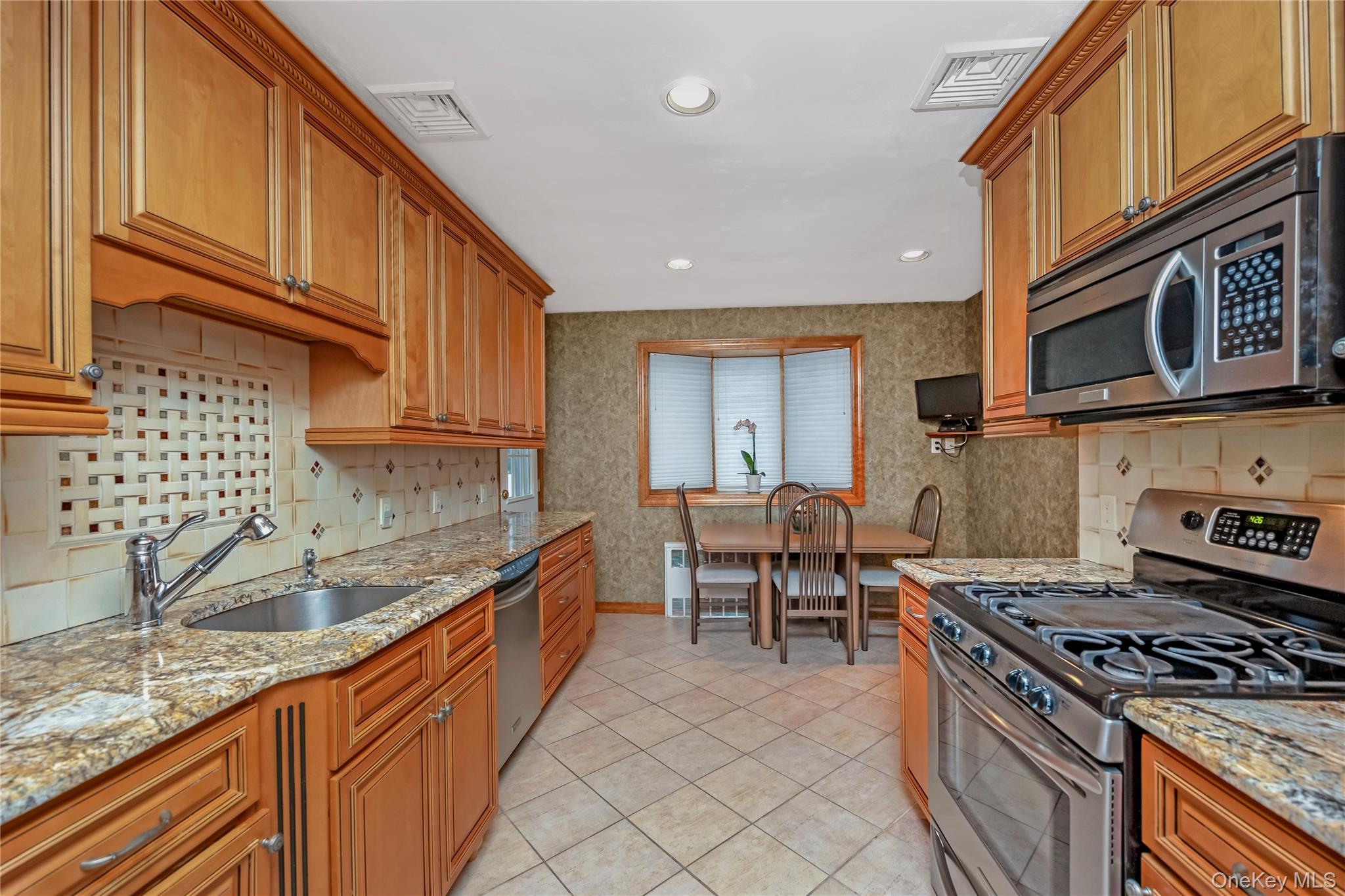 #3 photo, 43 Maplewood Drive, ناسو Plainview , NY 11803