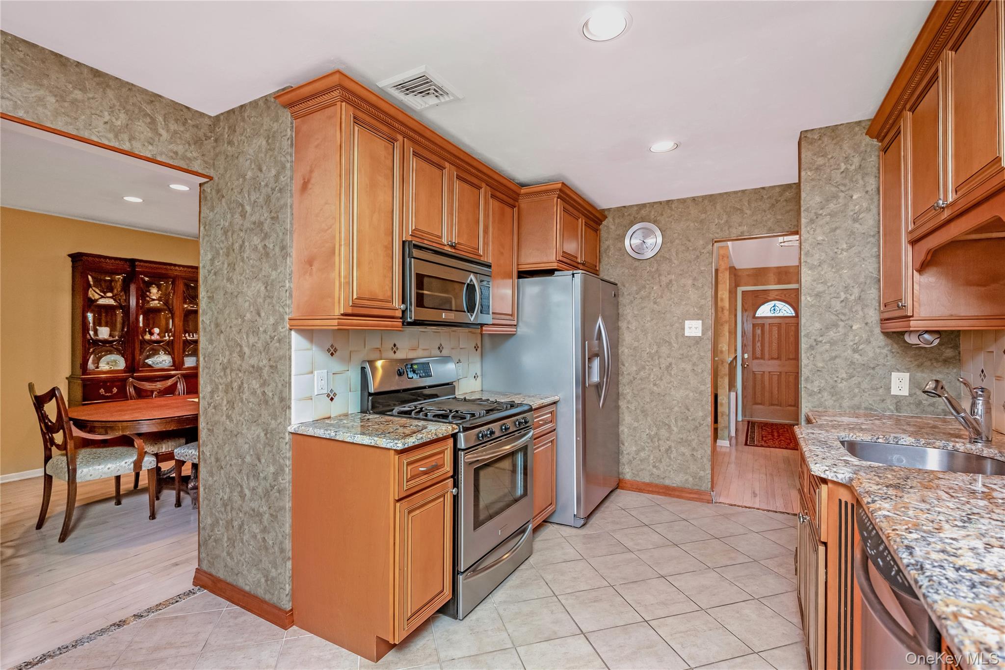 #5 photo, 43 Maplewood Drive, ناسو Plainview , NY 11803