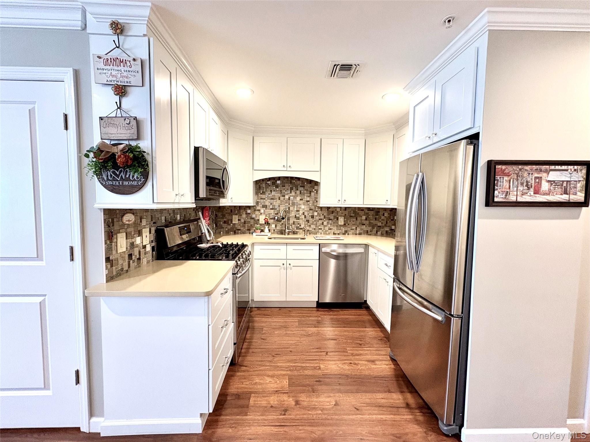 #8 photo, 11 Hunter Drive, सफ़ोक काउंटी Central Islip , NY 11722