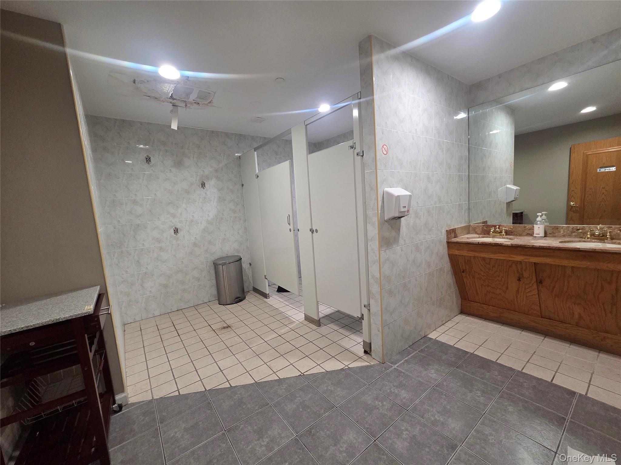 #13 photo, 167-17 Northern Boulevard, קווינס Flushing , NY 11358