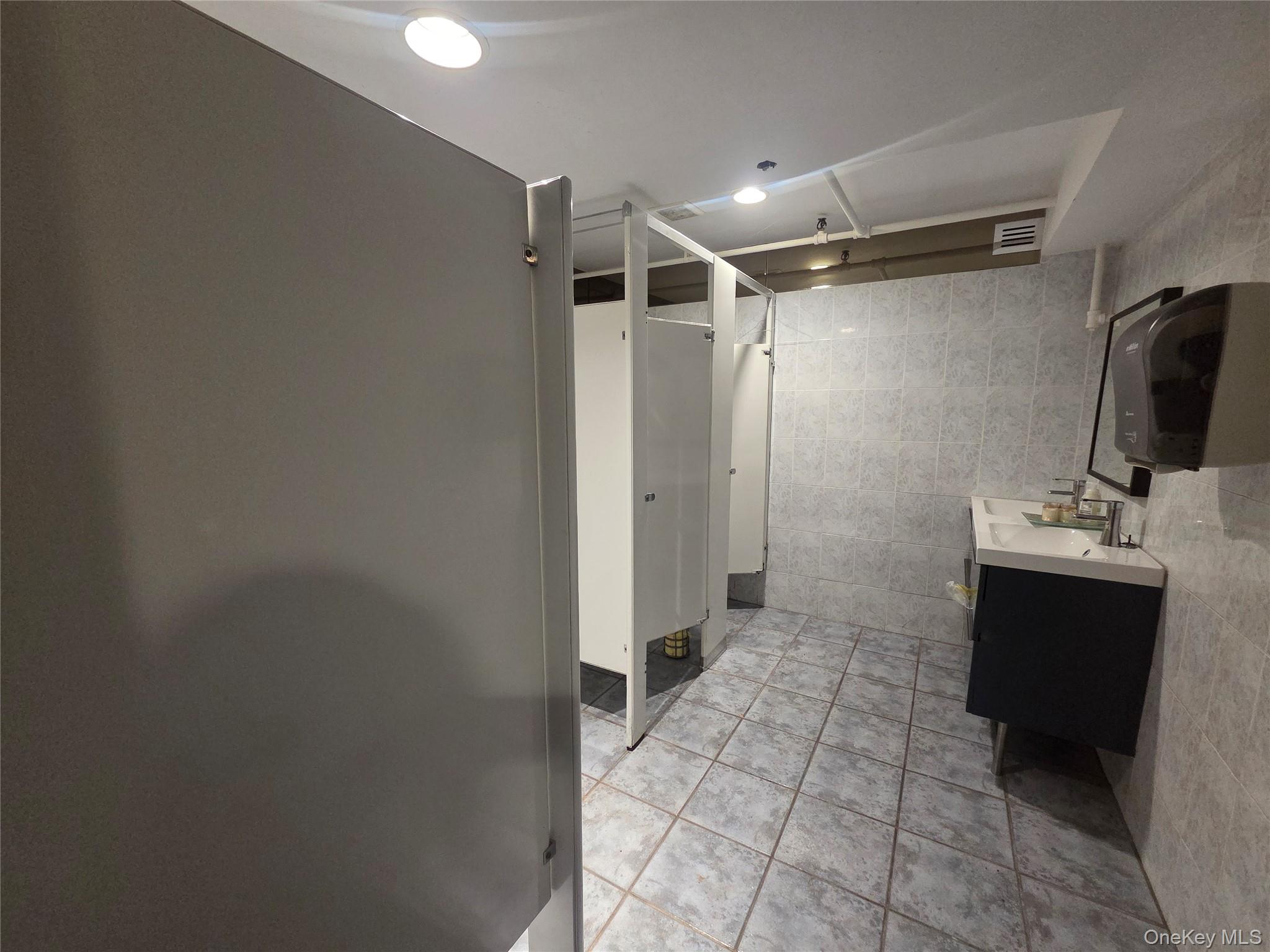 #17 photo, 167-17 Northern Boulevard, קווינס Flushing , NY 11358