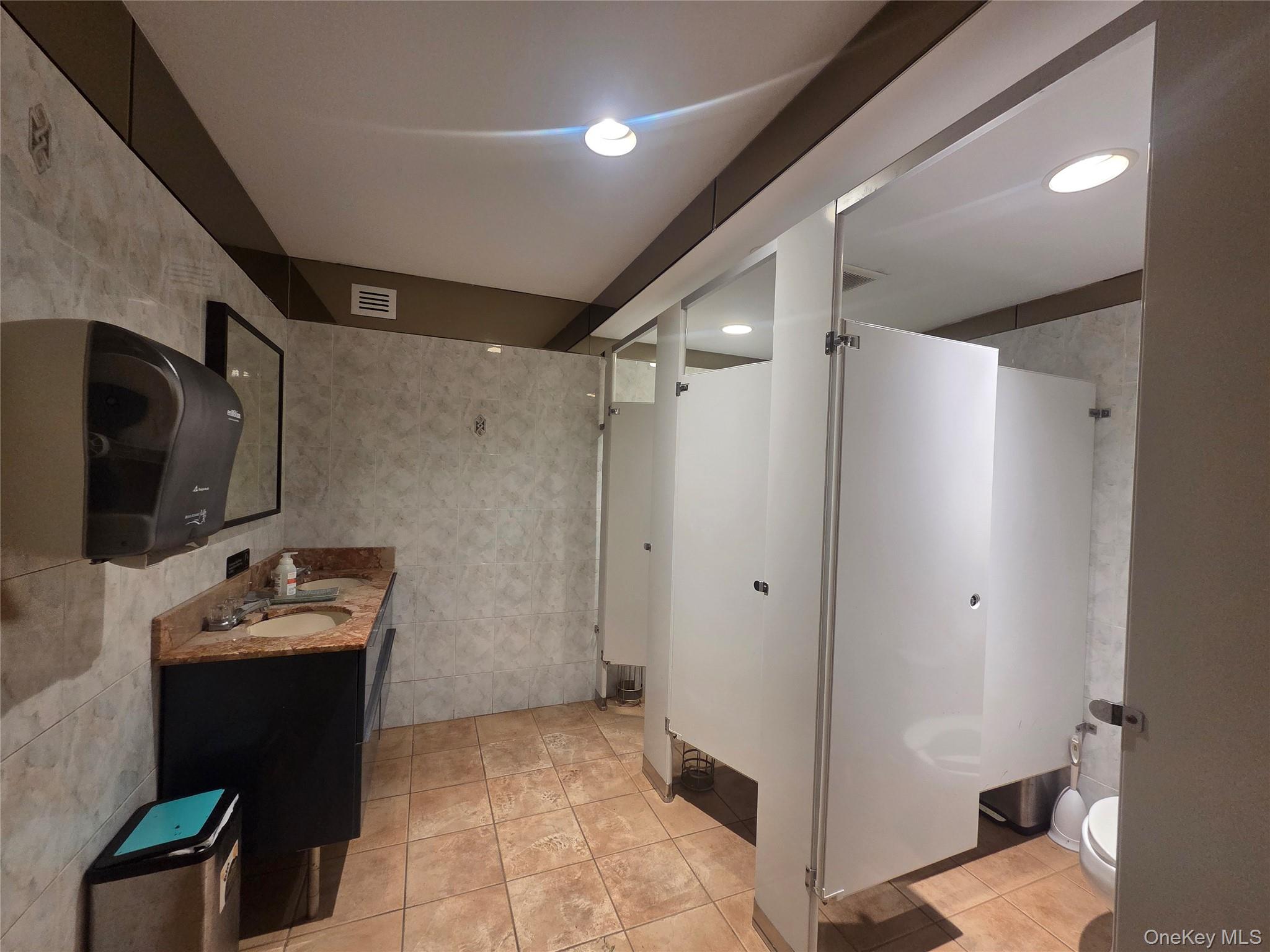 #19 photo, 167-17 Northern Boulevard, קווינס Flushing , NY 11358