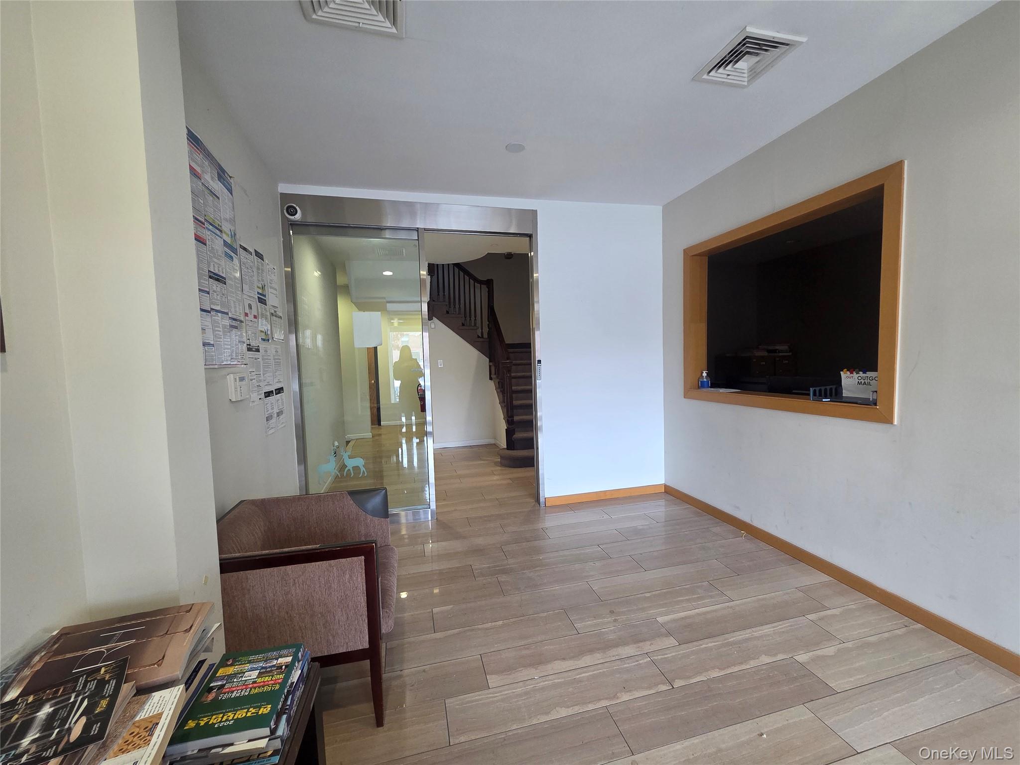 #5 photo, 167-17 Northern Boulevard, קווינס Flushing , NY 11358