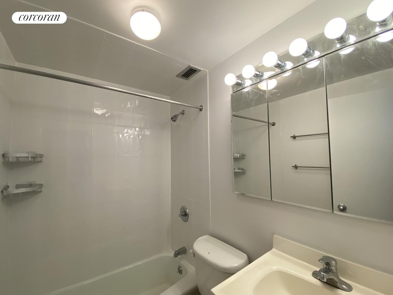 #5 photo, New York City, מנהטן East Village , NY 10009