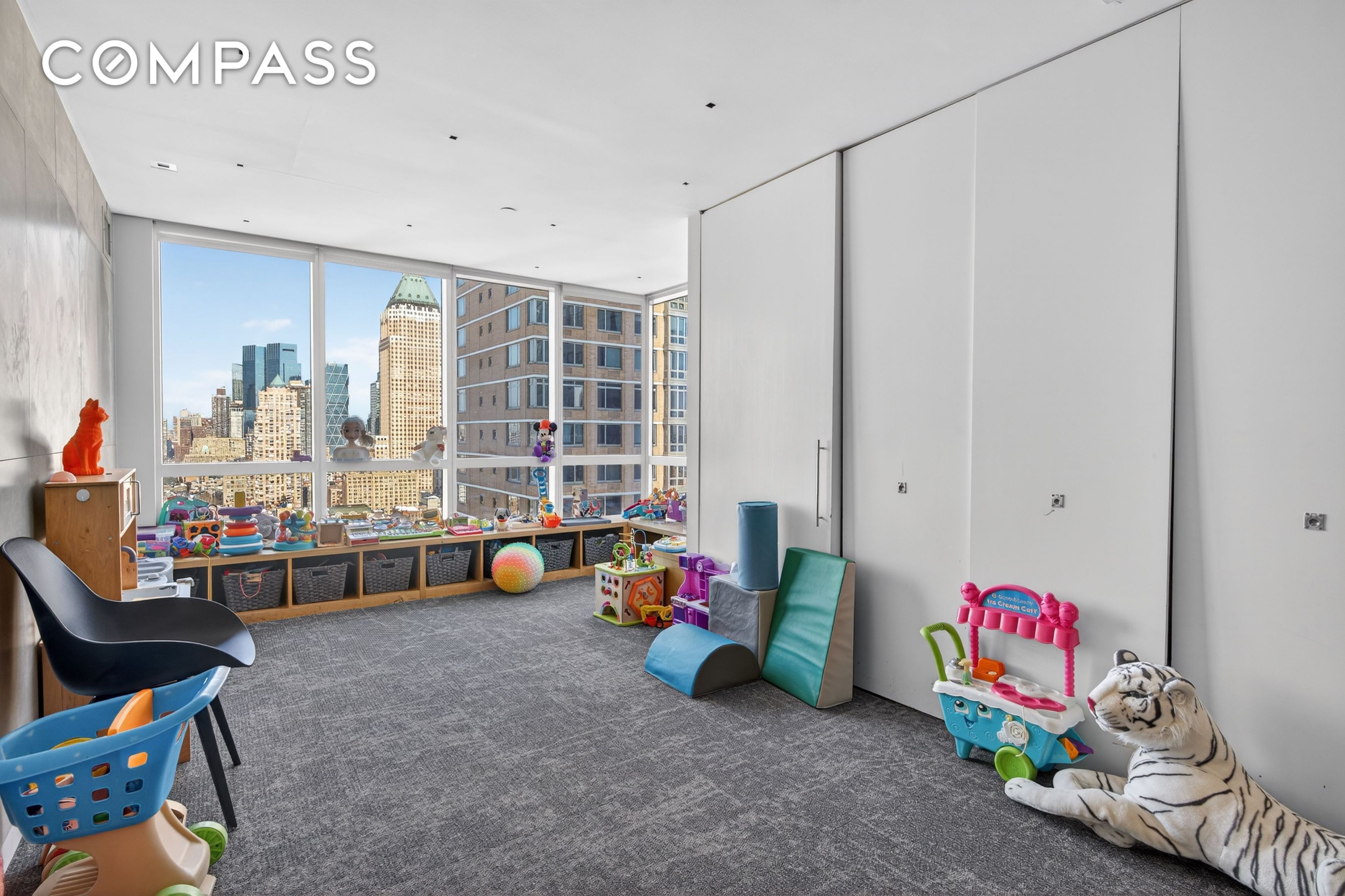 #13 photo, 350 W 42nd Street, मैनहटन Hell's Kitchen , NY 10036