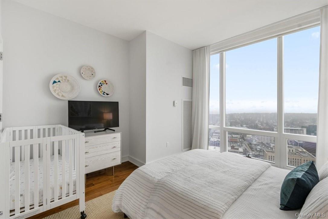 #19 photo, 5 Renaissance Square, White Plains , NY 10601