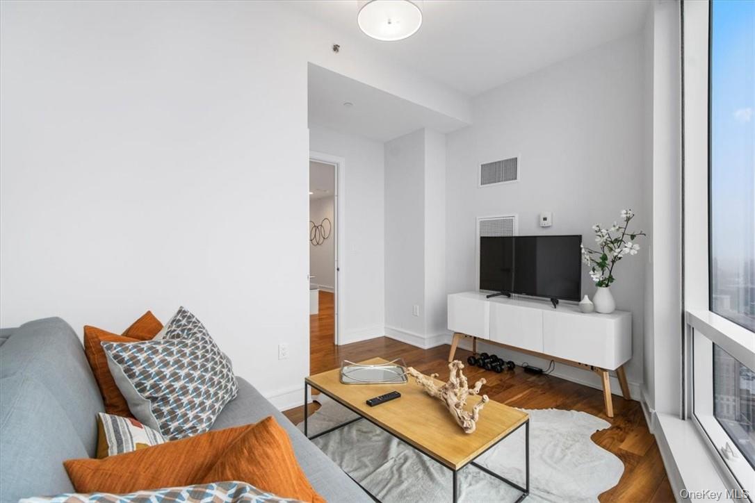 #4 photo, 5 Renaissance Square, White Plains , NY 10601