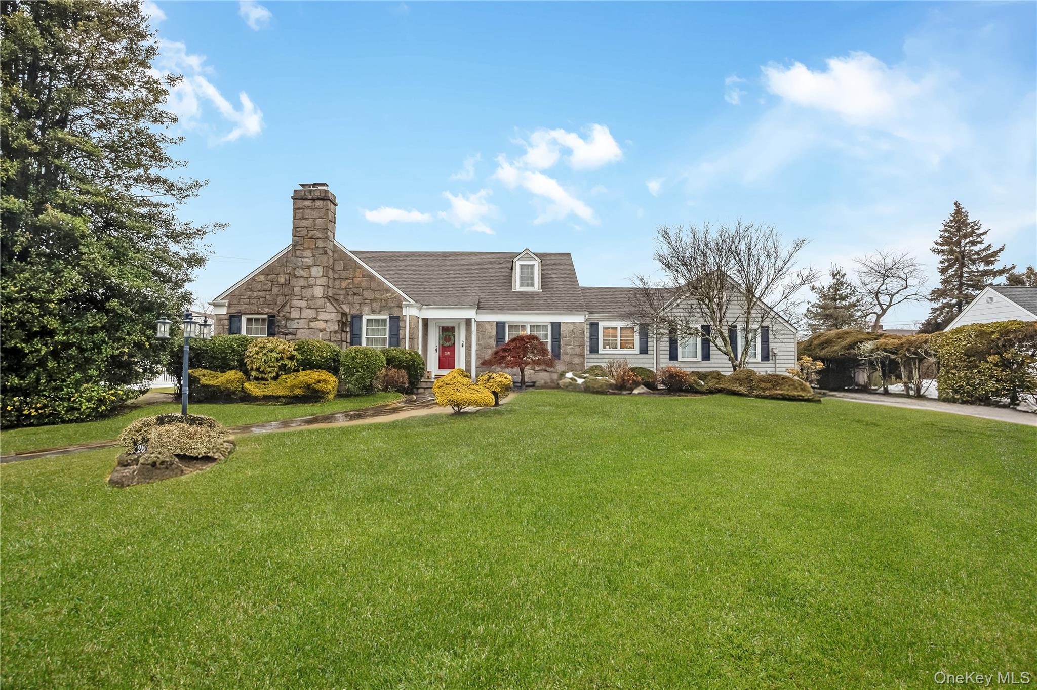 #1 photo, 28 Lincoln Avenue, מחוז נסאו Massapequa , NY 11758