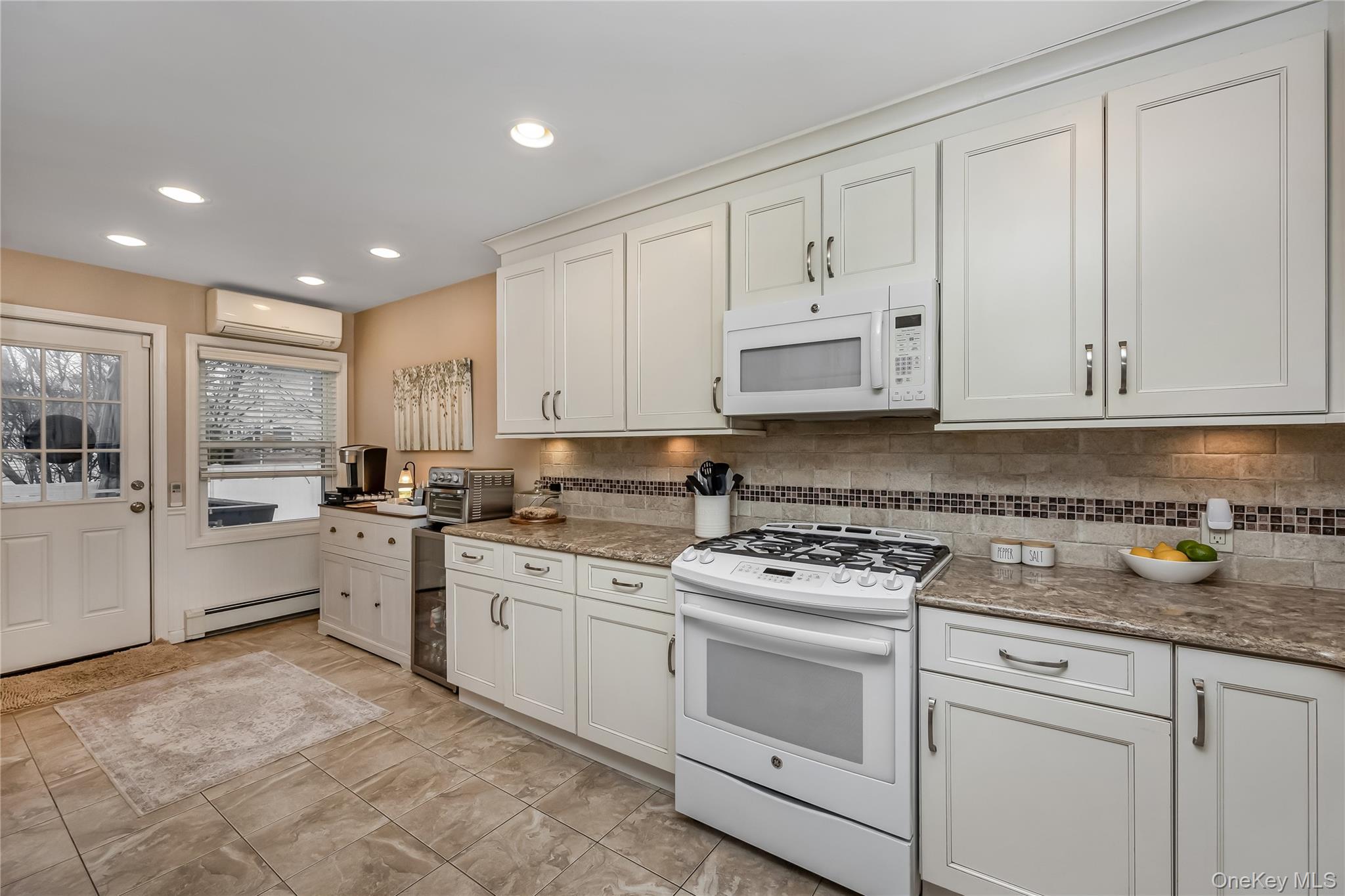 #6 photo, 28 Lincoln Avenue, מחוז נסאו Massapequa , NY 11758