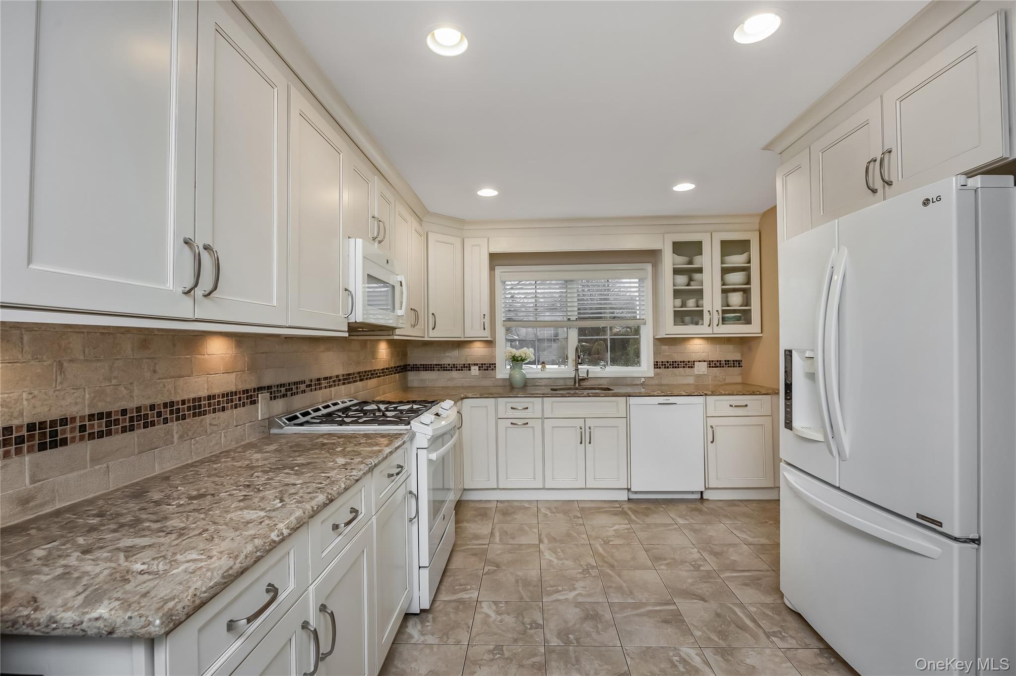 #7 photo, 28 Lincoln Avenue, מחוז נסאו Massapequa , NY 11758