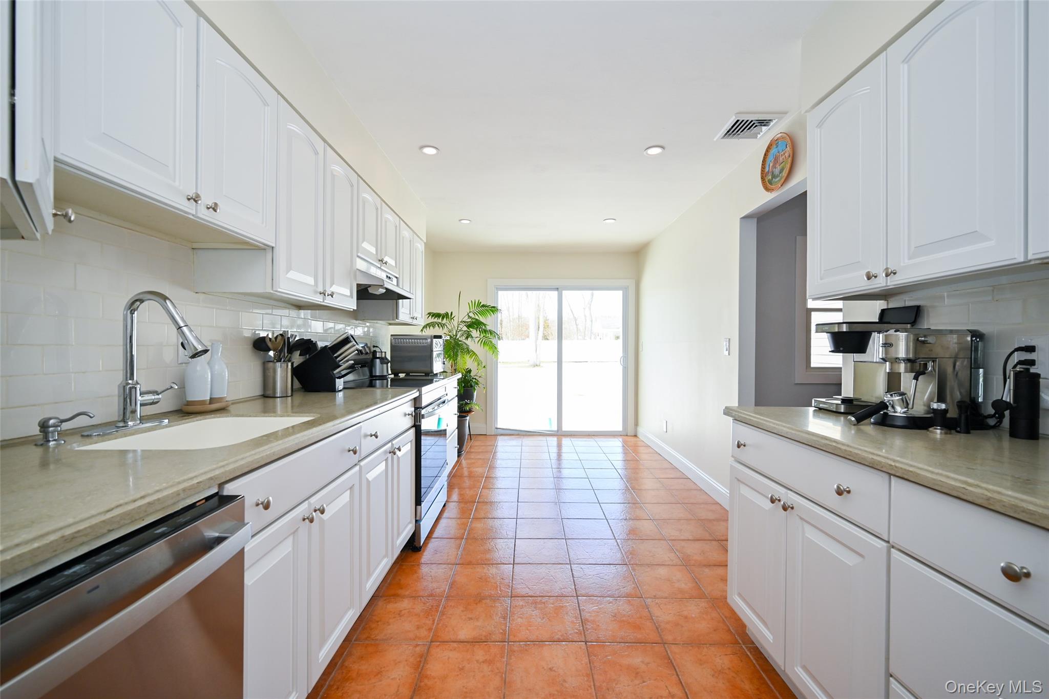 #5 photo, 501 Johnson Avenue, सफ़ोक काउंटी Ronkonkoma , NY 11779