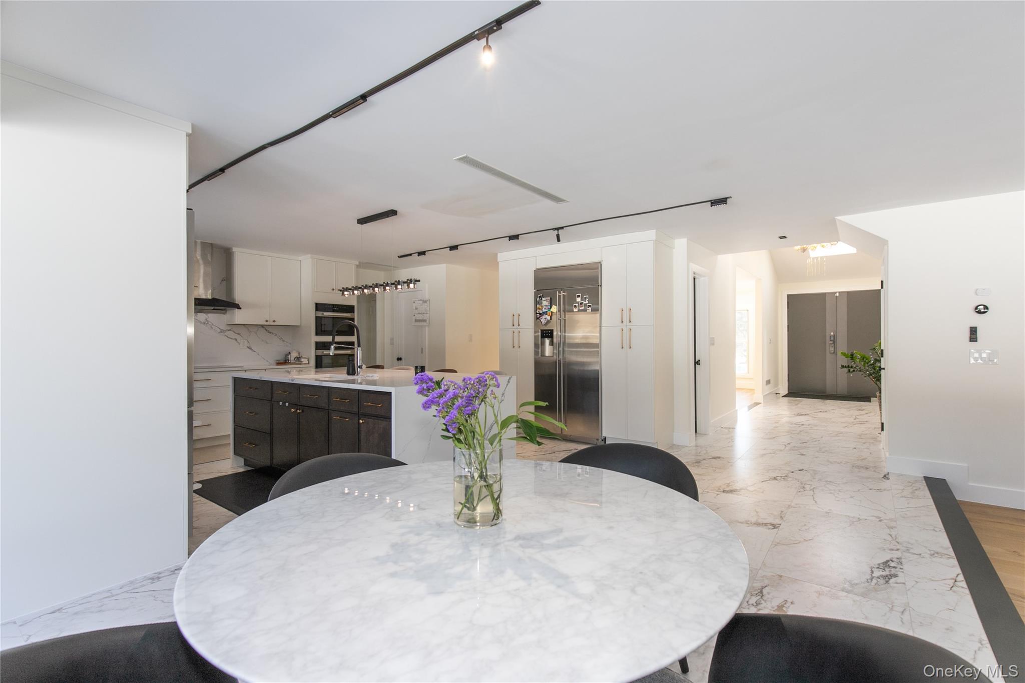 #14 photo, 45 Carriage Court, Нассау ‖ Muttontown , NY 11791