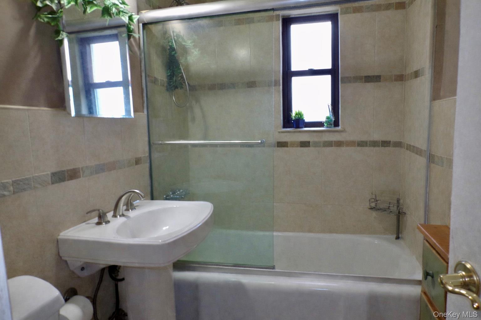 #5 photo, 21947 74th Avenue, 뉴욕퀸즈 Oakland Gardens , NY 11364