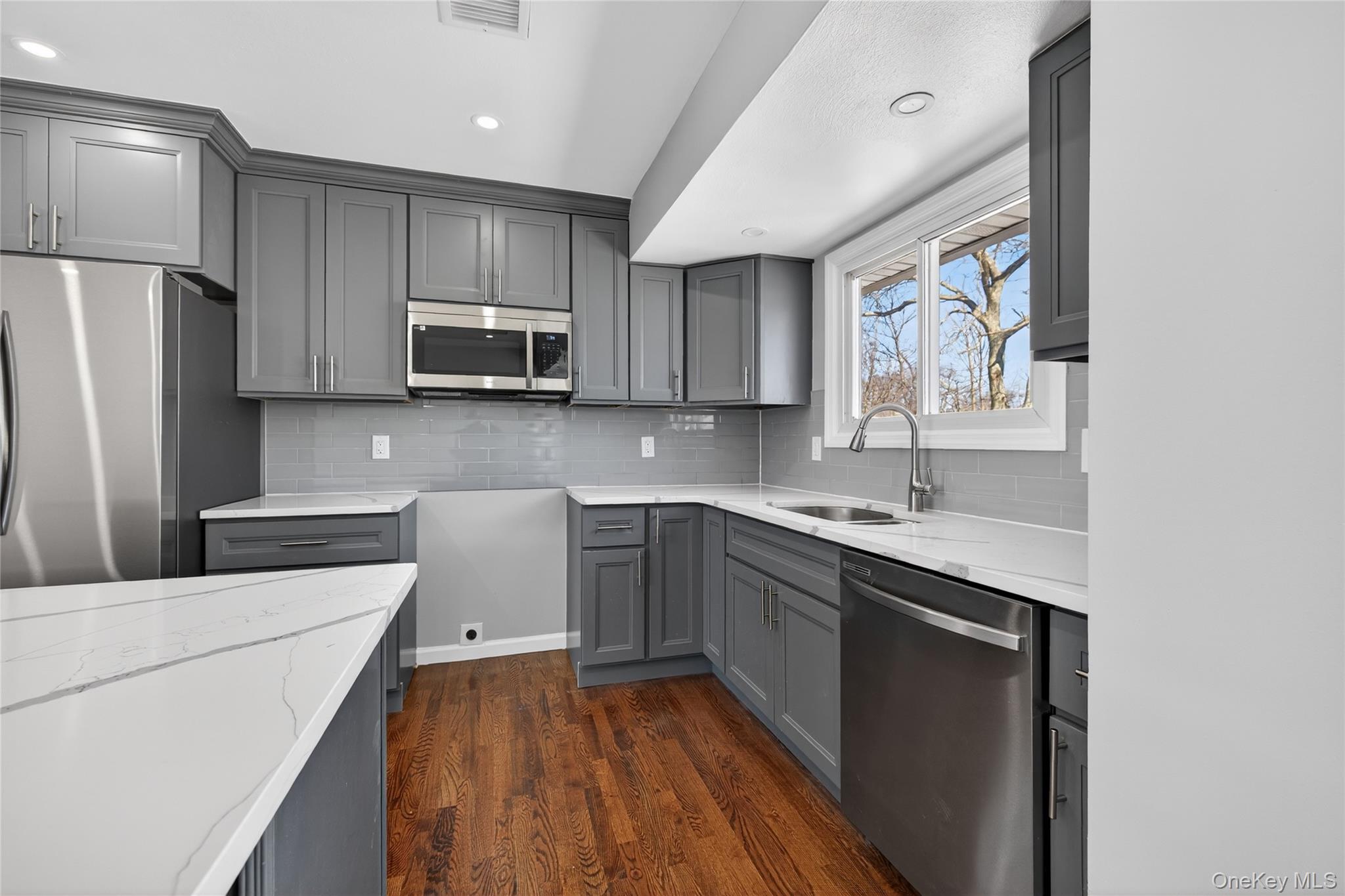 #9 photo, 3103 Falcon Avenue, 롱 아일랜드 Medford , NY 11763