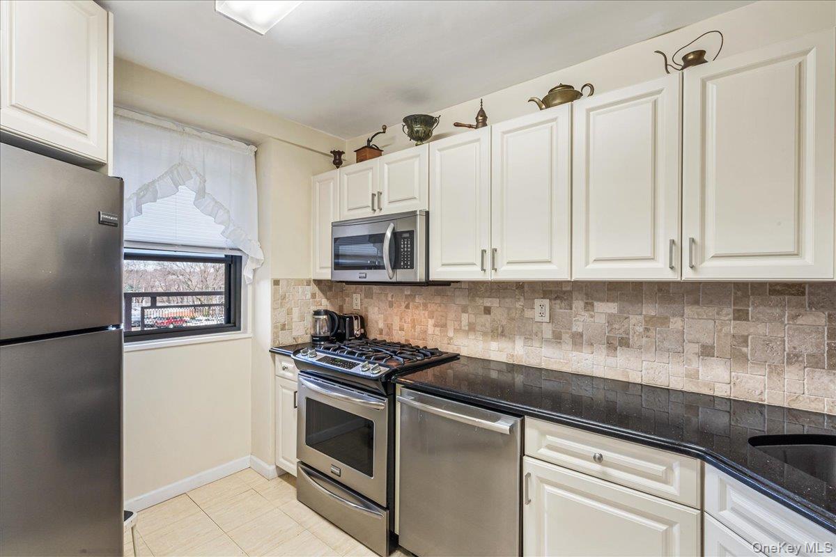 #4 photo, 22055 46th Avenue, 뉴욕퀸즈 Bayside , NY 11361